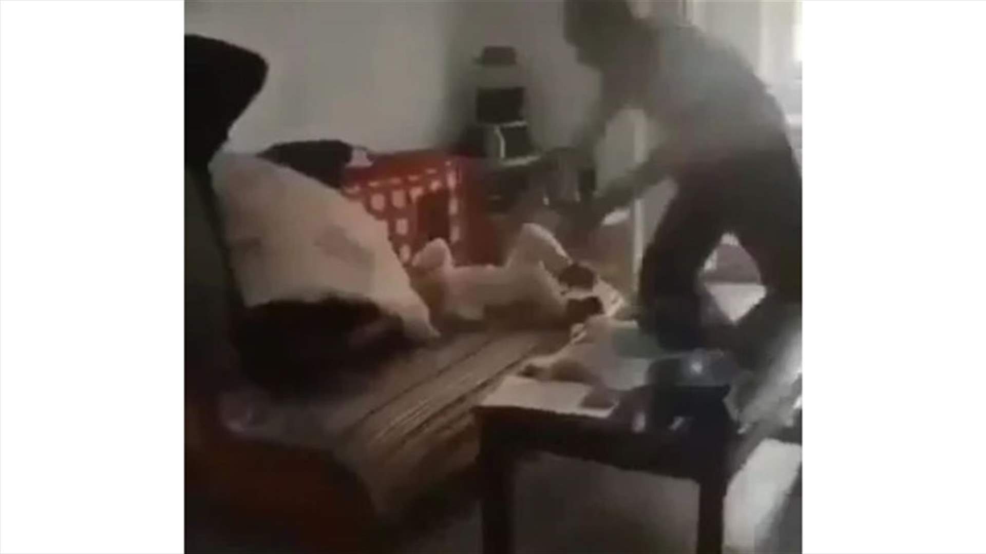 رجل يتجرّد من الإنسانية ويعنّف طفلاً بطريقة وحشية! (فيديو)