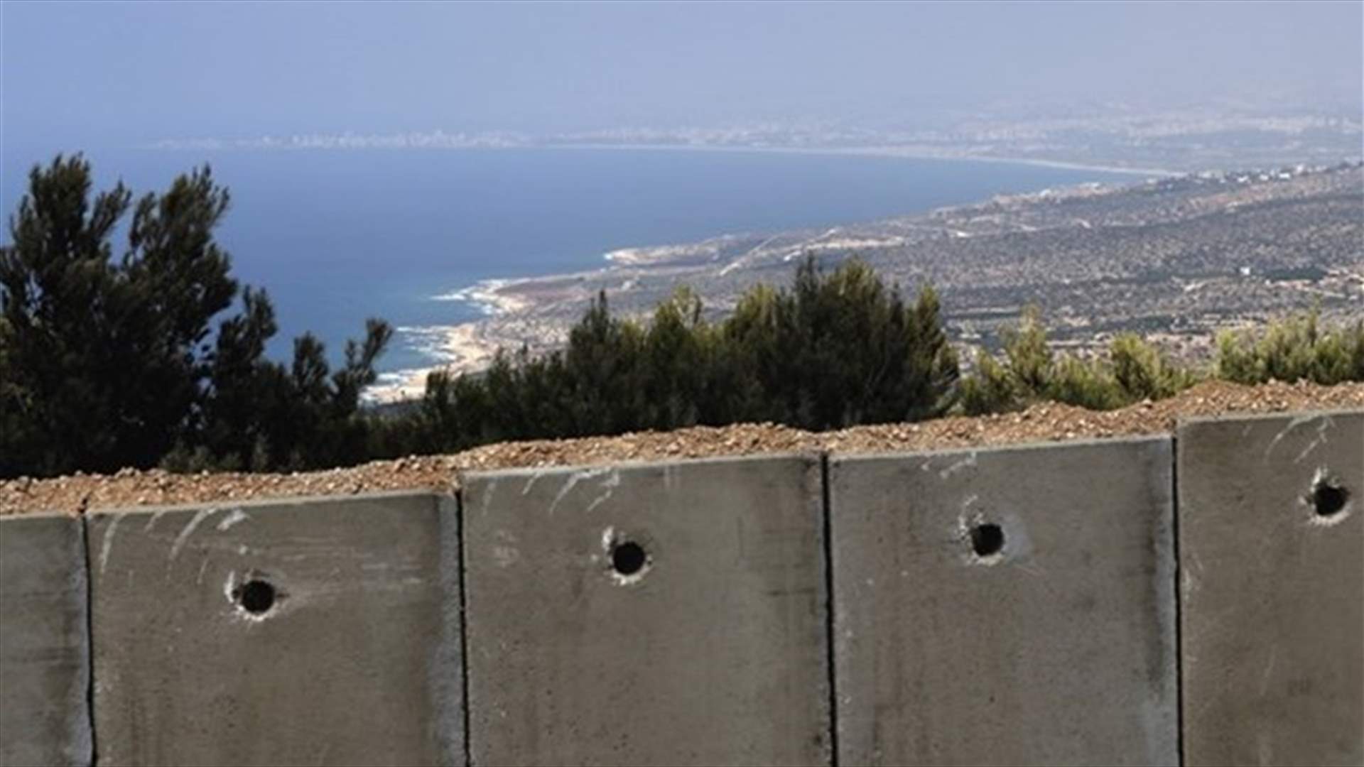 دبابتان اسرائيليتان خرقتا السياج التقني... وتمركزتا في المنطقة المتنازع عليها