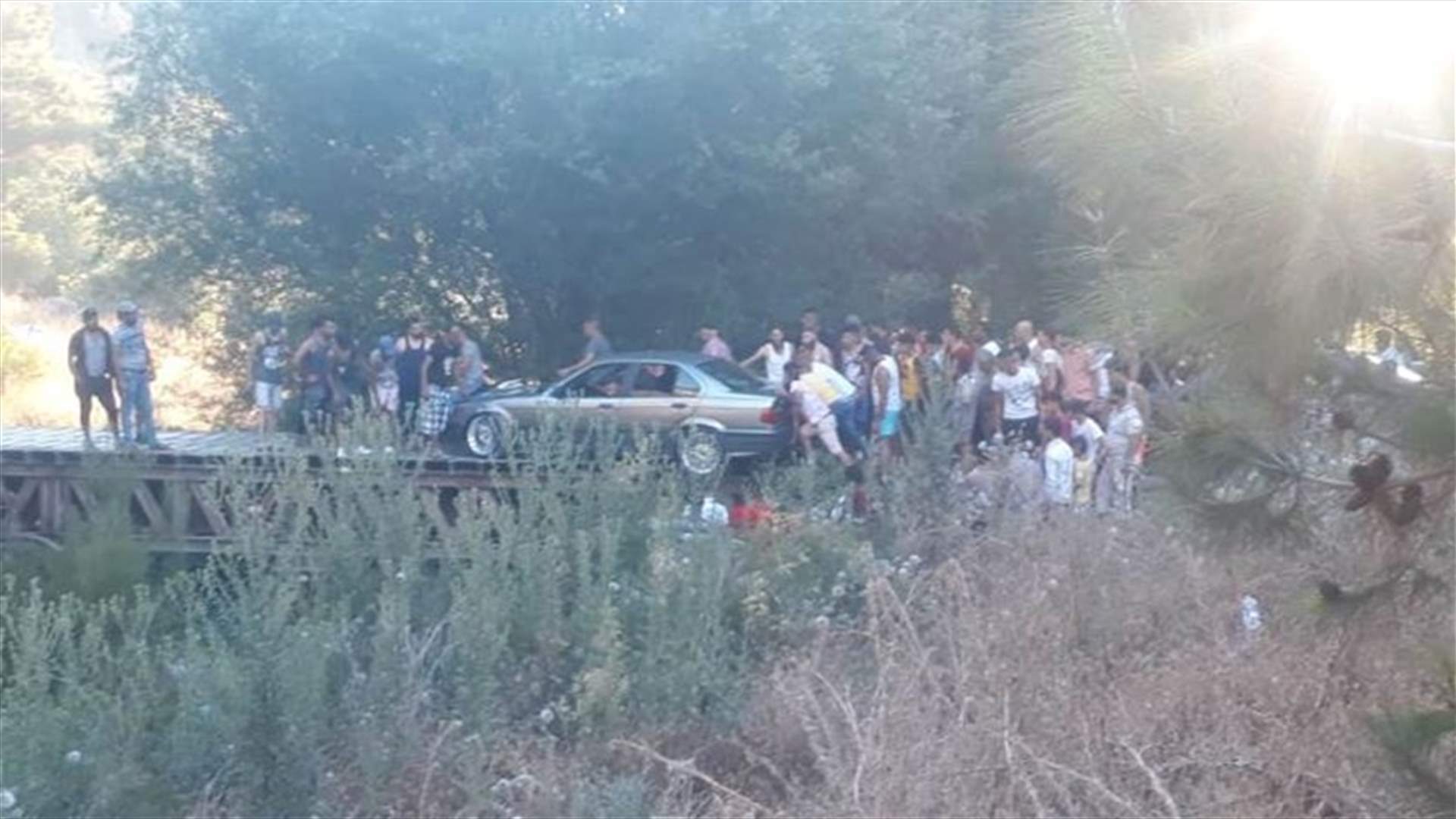 إنزلاق سيارة عند الجسر الحديدي في منطقة عيون السمك العكارية