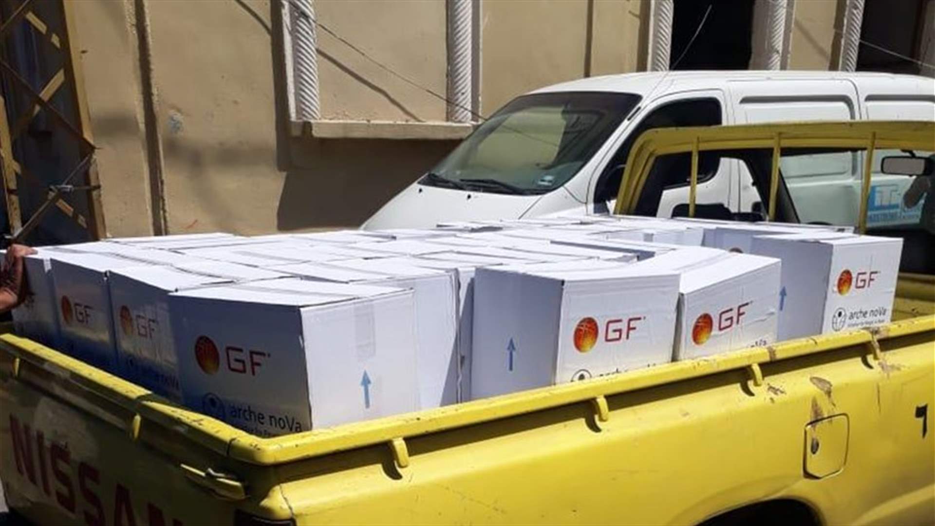 بلدية بيروت واصلت توزيع المساعدات وفوج الحرس أوقف عددا من الاشخاص تعدوا على الاملاك الخاصة والعامة بهدف السرقة (صور)