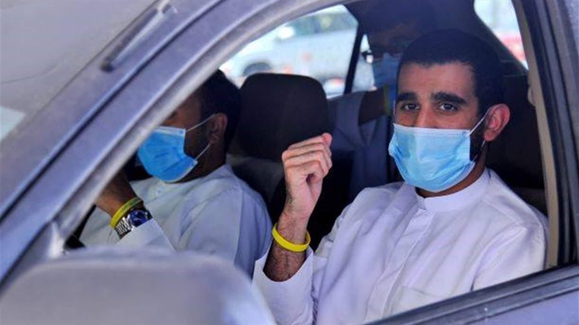 في دبي... شركة تستعين بالأساور الملوّنة لتحديد المسافات الآمنة بين الموظّفين