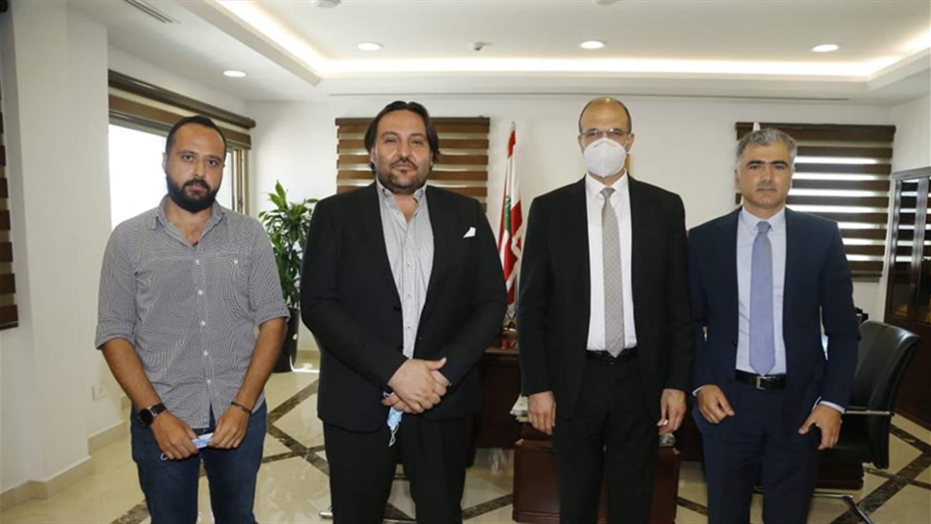 وزير الصحة تسلم 6 أجهزة تنفس اصطناعي لتوزيعها على المستشفيات