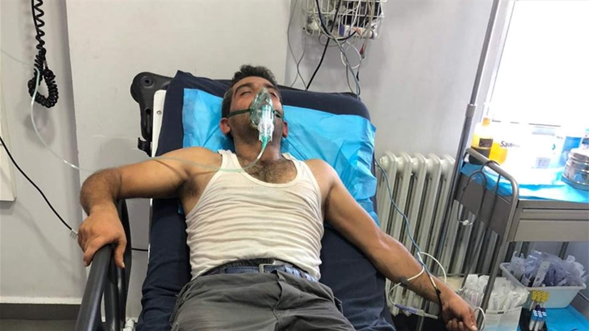 تعرض أحد متطوعي الدفاع المدني للاختناق اثناء اخماده حريقا في خراج بلدة جديدة القطيع