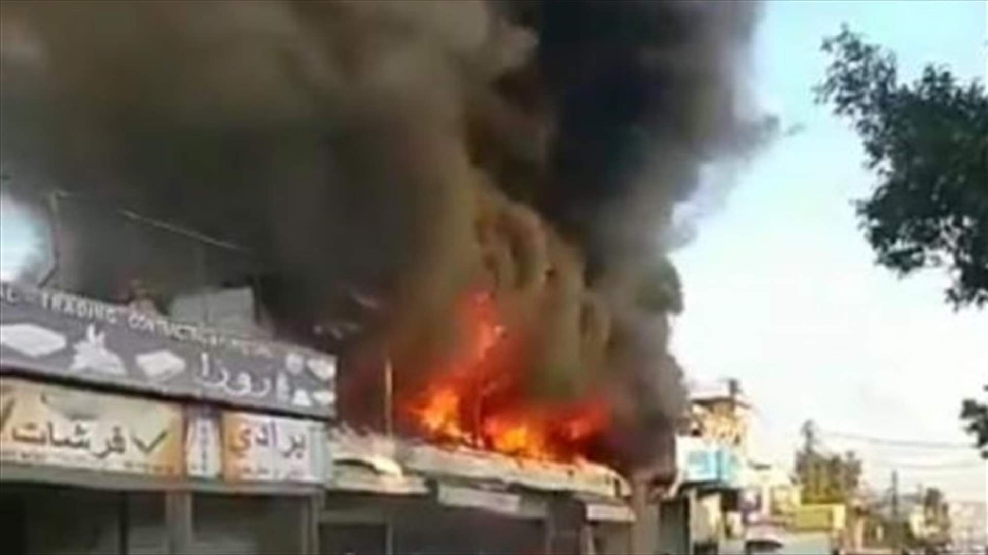حريق داخل محل مفروشات في الأوزاعي (فيديو)