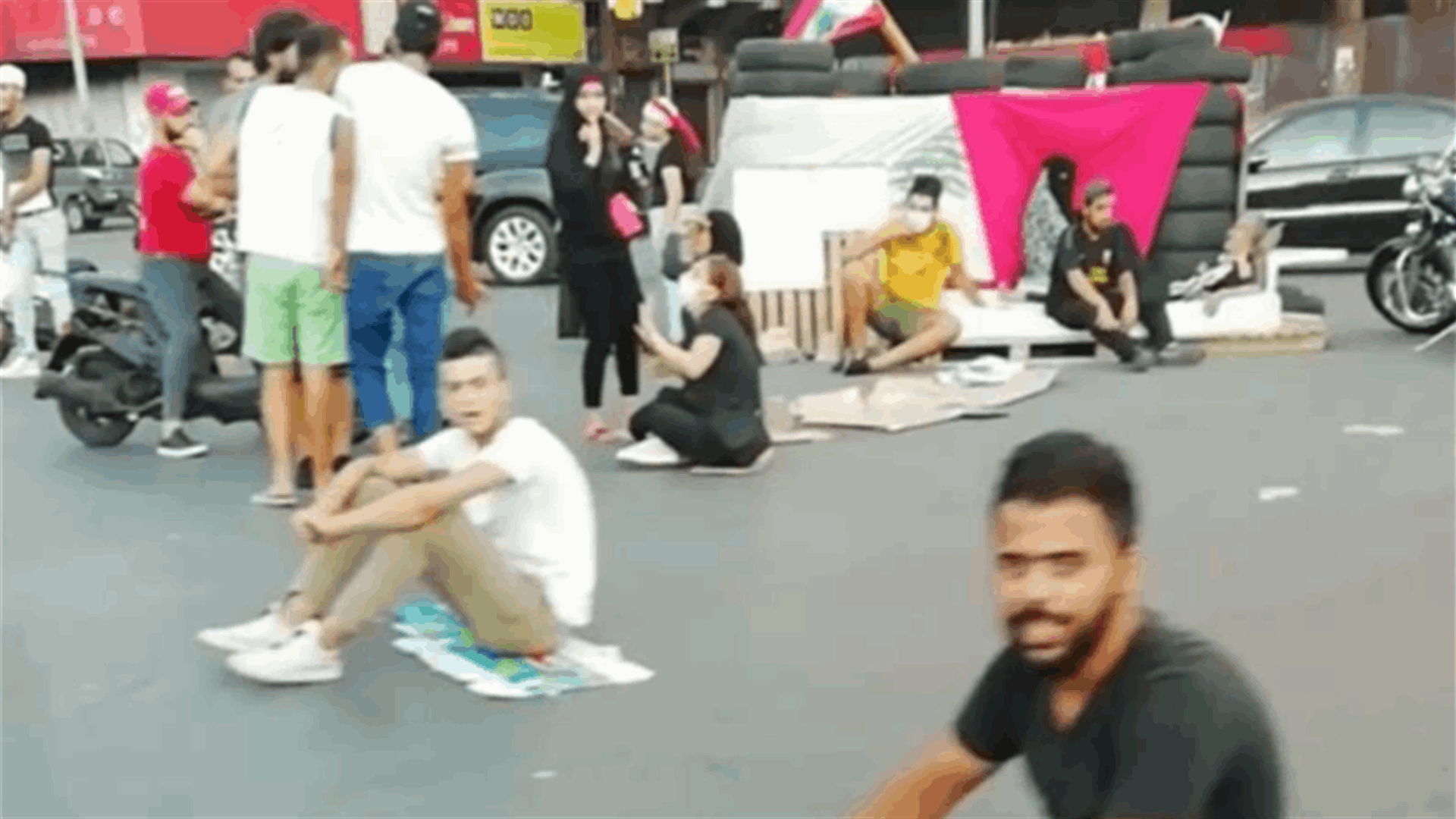 محتجون افترشوا مسارب ساحة عبد الحميد كرامي بعد ان قطعوها احتجاجا على تردي الأوضاع المعيشية