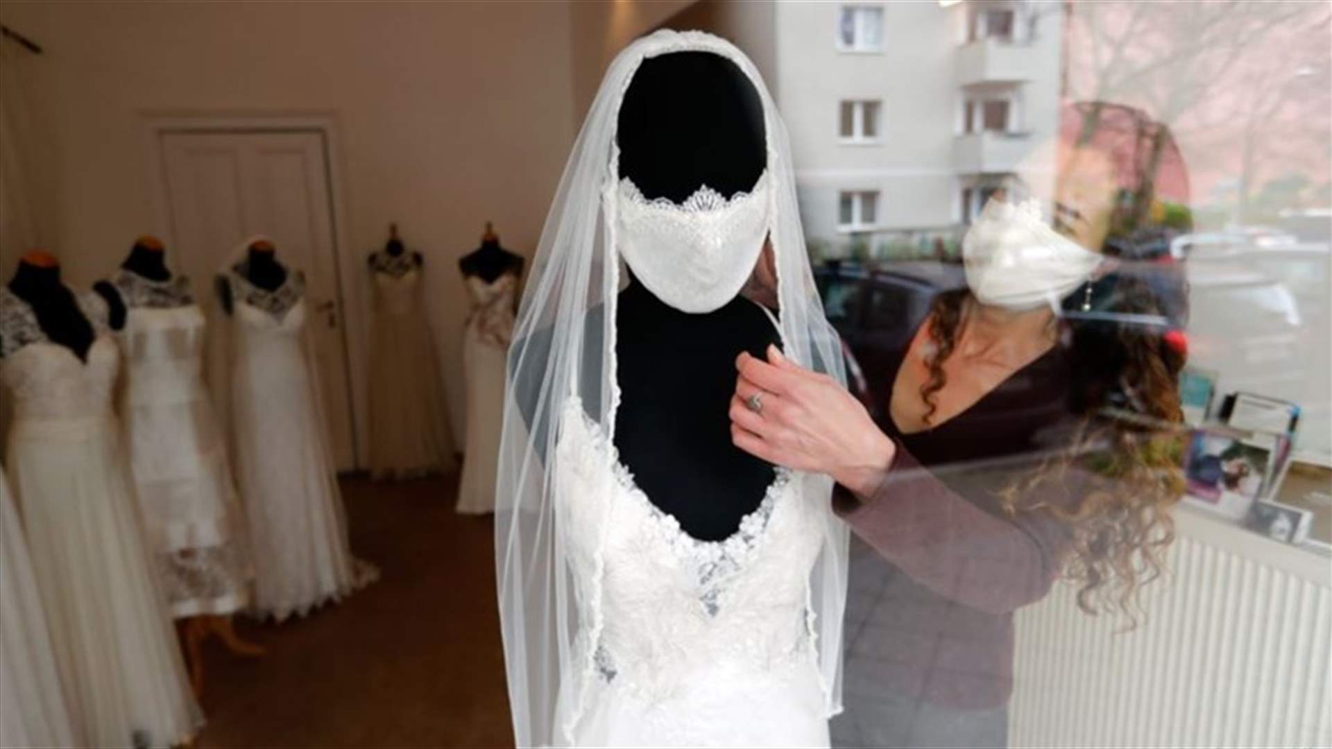 في ظلّ أزمة كورونا... 40 عروسة معاً داخل صالون تجميل أردني!