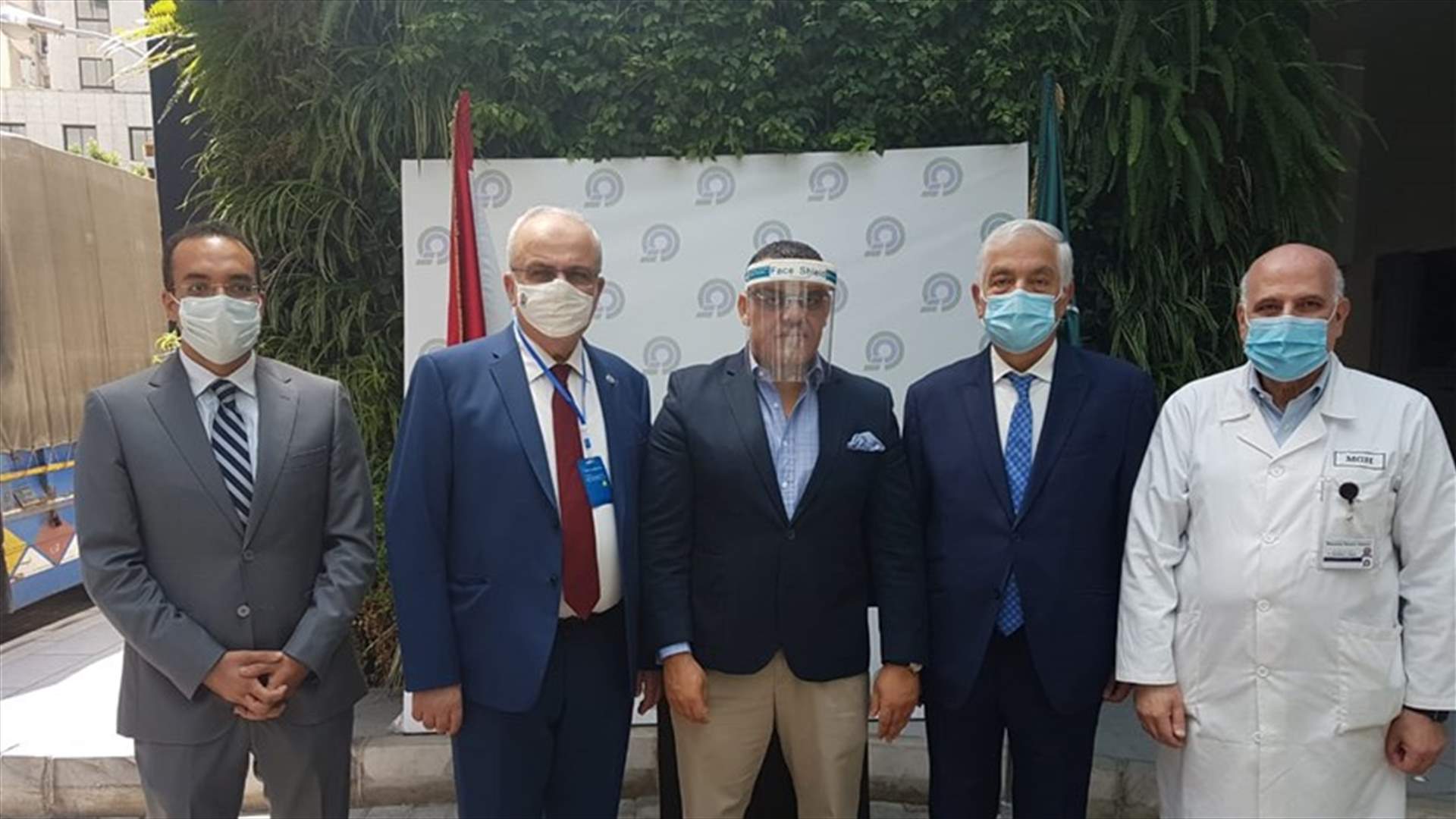 سفير مصر زار مستشفى المقاصد مقدما طنين من المساعدات الطبية
