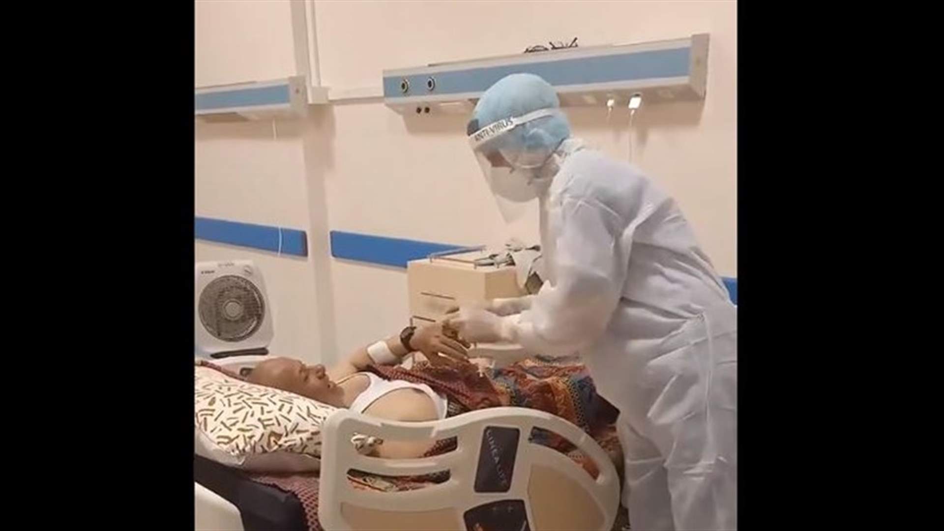 طبيب يغني لمريض مصاب بكورونا... فيديو يجتاح مواقع التواصل الاجتماعي!