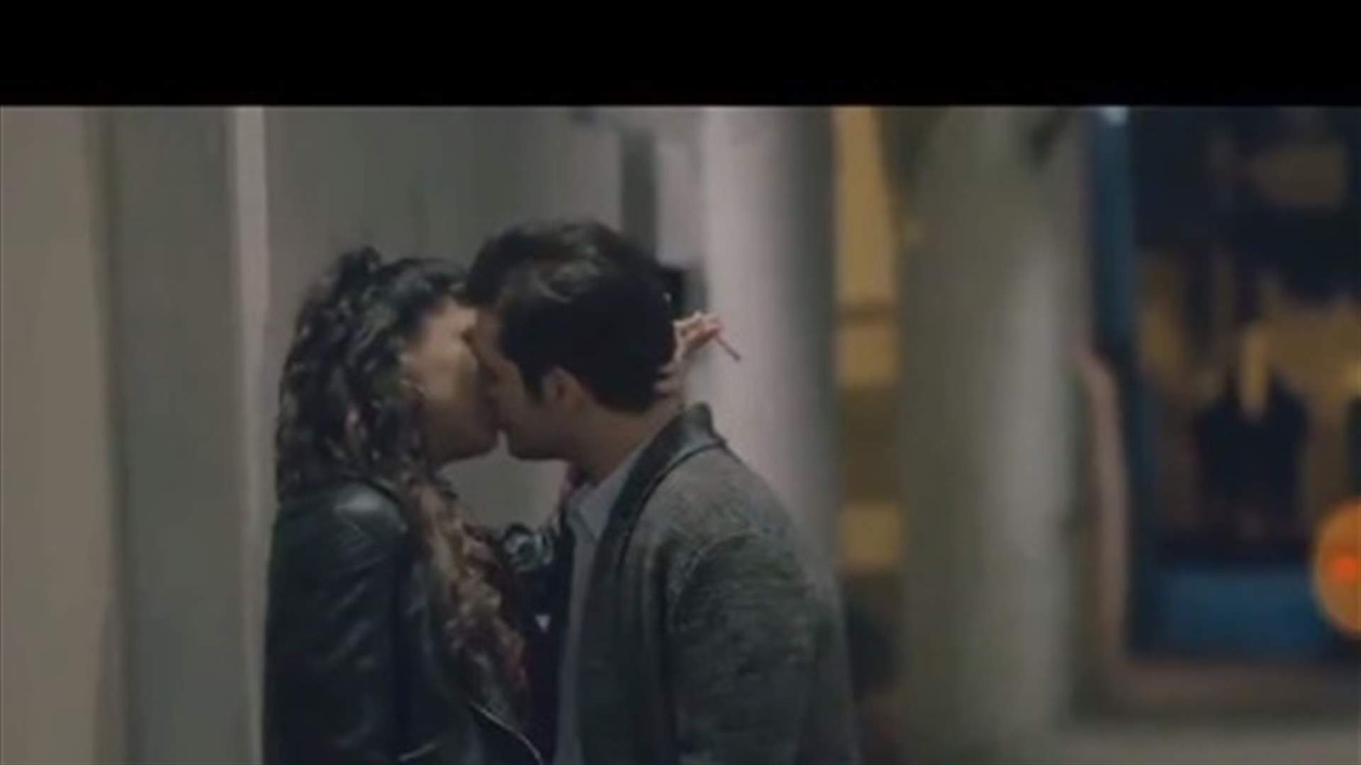 &quot;شارع شيكاغو&quot; يستمر بالمشاهد الجريئة... ممثلان سوريان يتبادلان القبلات (فيديو)