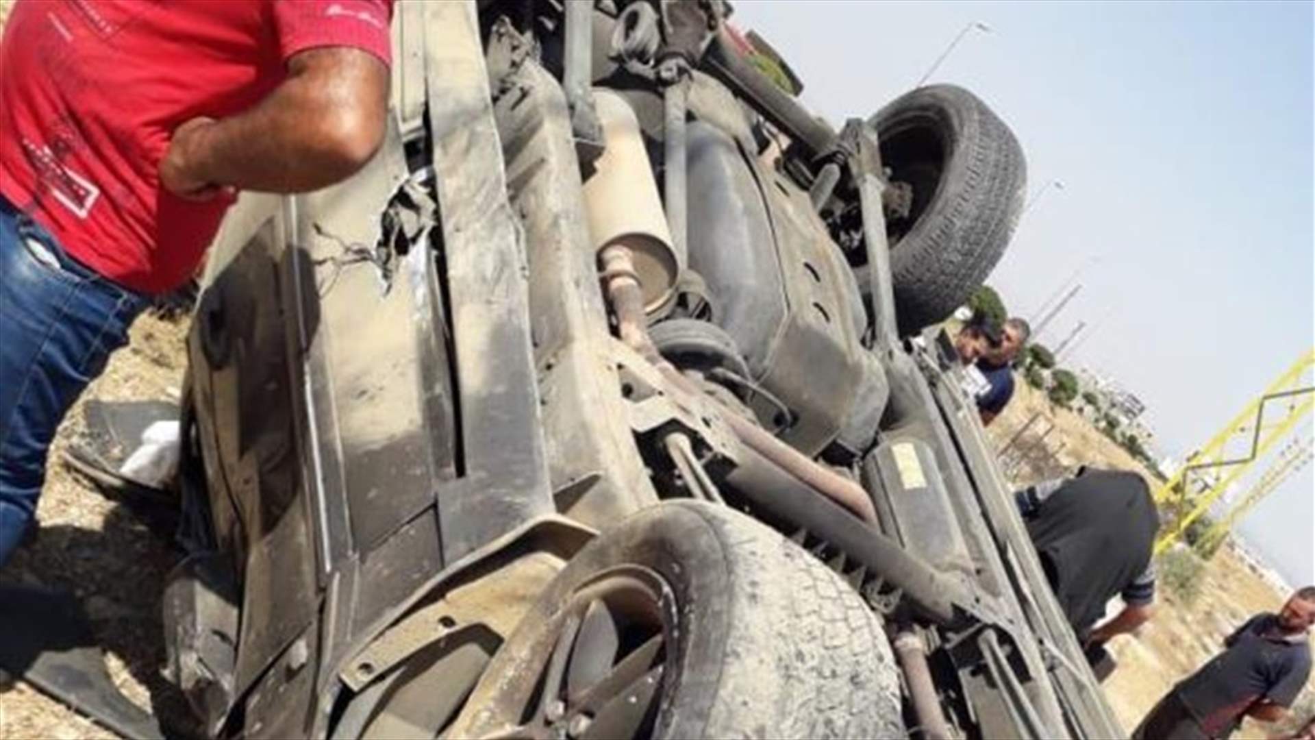 قتيلة وجريحان بإنقلاب سيارة في رأس بعلبك
