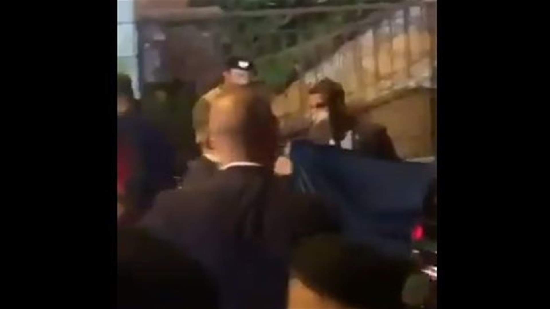 هدايا متبادلة بين ماكرون وفيروز... (فيديو)