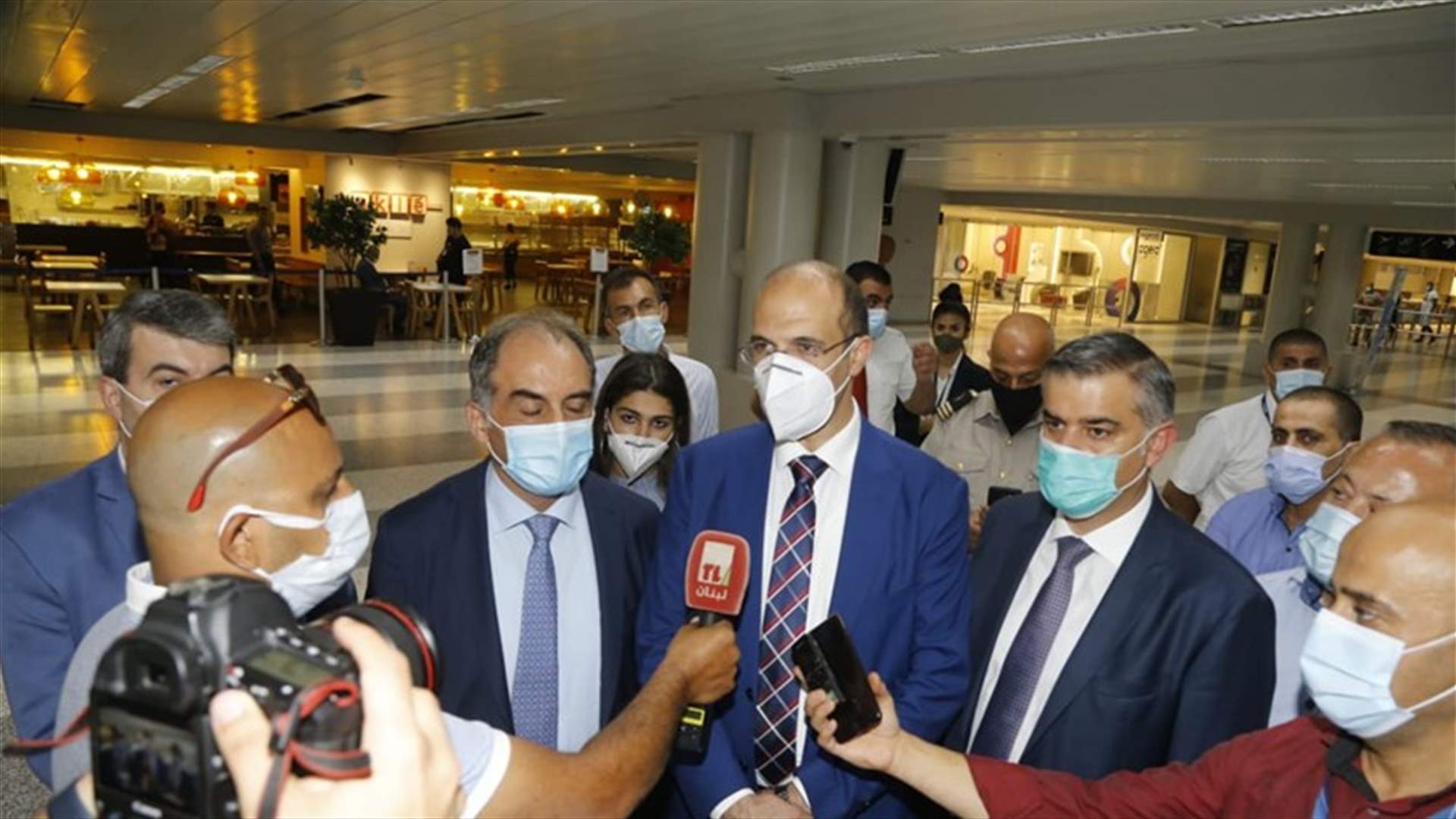 وزير الصحة الفرنسي يجول بمطار بيروت... ويتحدث عن اختبار مبتكر وفريد