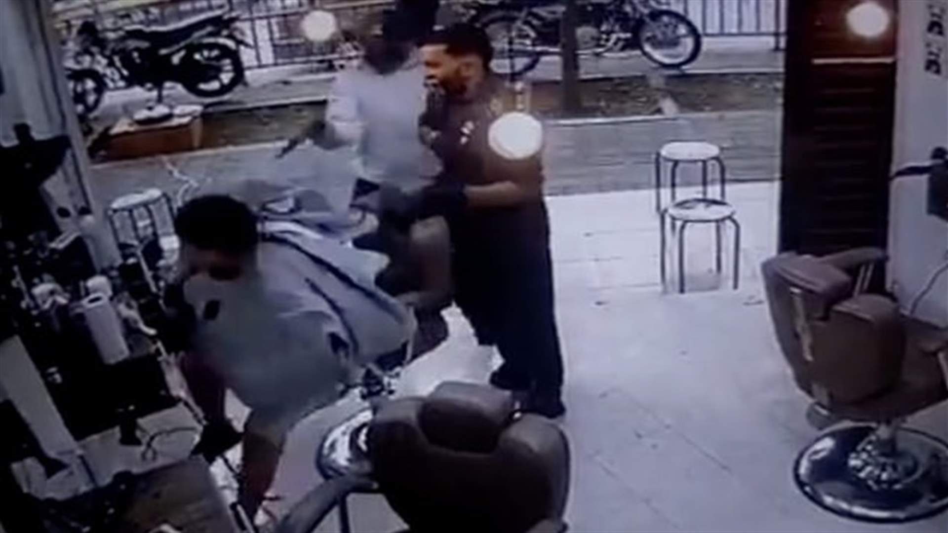 كاميرات توثّق جريمة مروّعة... اقتحم صالون حلاقة وأطلق النار على زبون(فيديو)