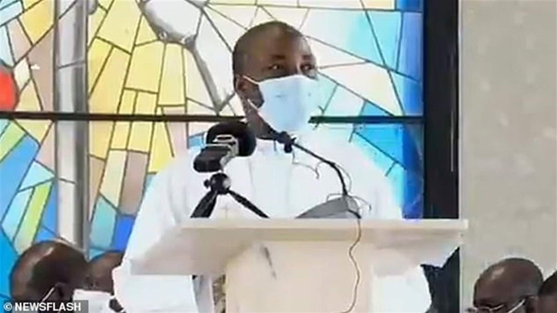 وفاة كاهن على المنبر أثناء إلقاء عظة في الكنيسة... فيديو يوثق اللحظة!