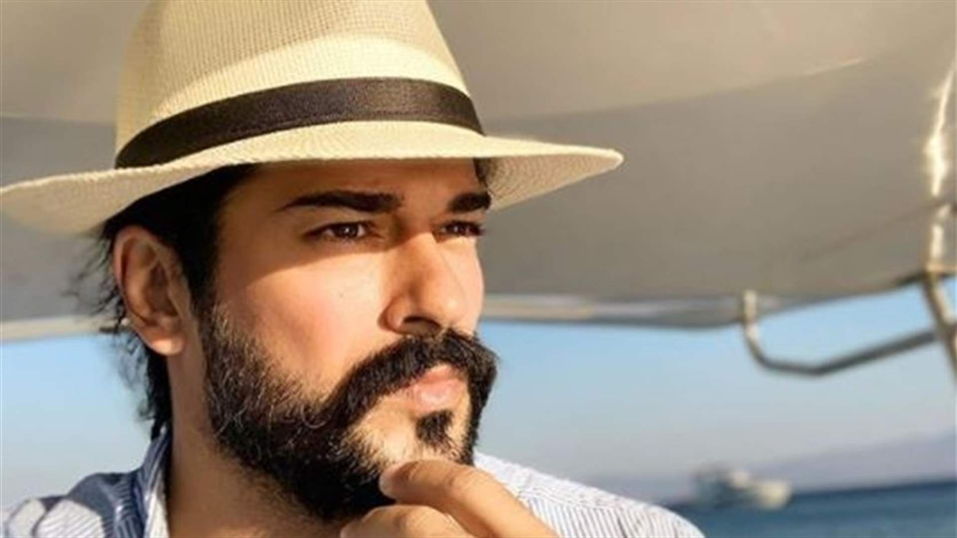 بوراك أوزجفيت بإطلالةٍ جديدة... &quot;وداعاً للشعر الطويل&quot; (صورة)