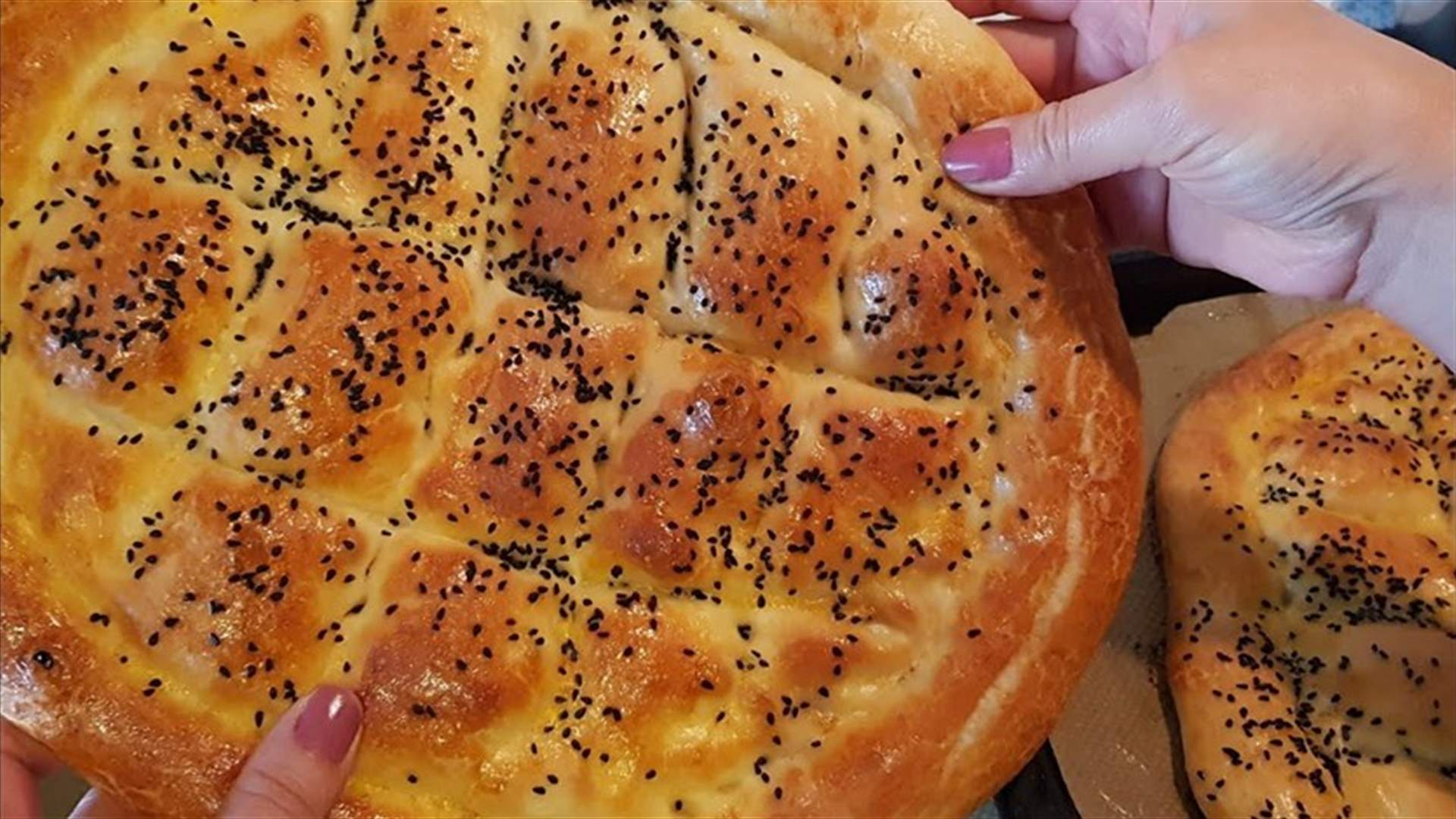 مكوّنات موجودة في كل منزل... إليكم وصفة الخبز بالزبدة وحبة البركة