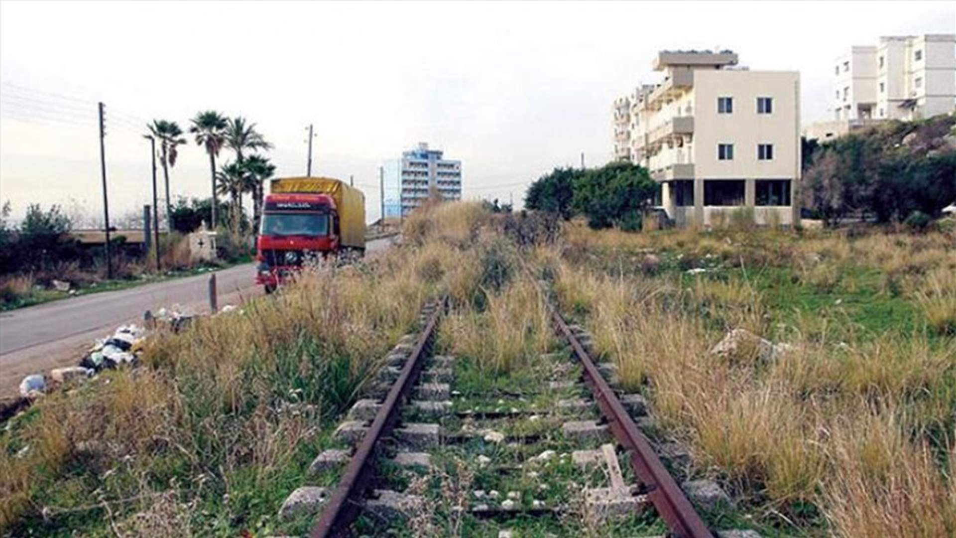 القاء القبض على اشخاص كانوا يسرقون السكة الحديدية في الخرايب