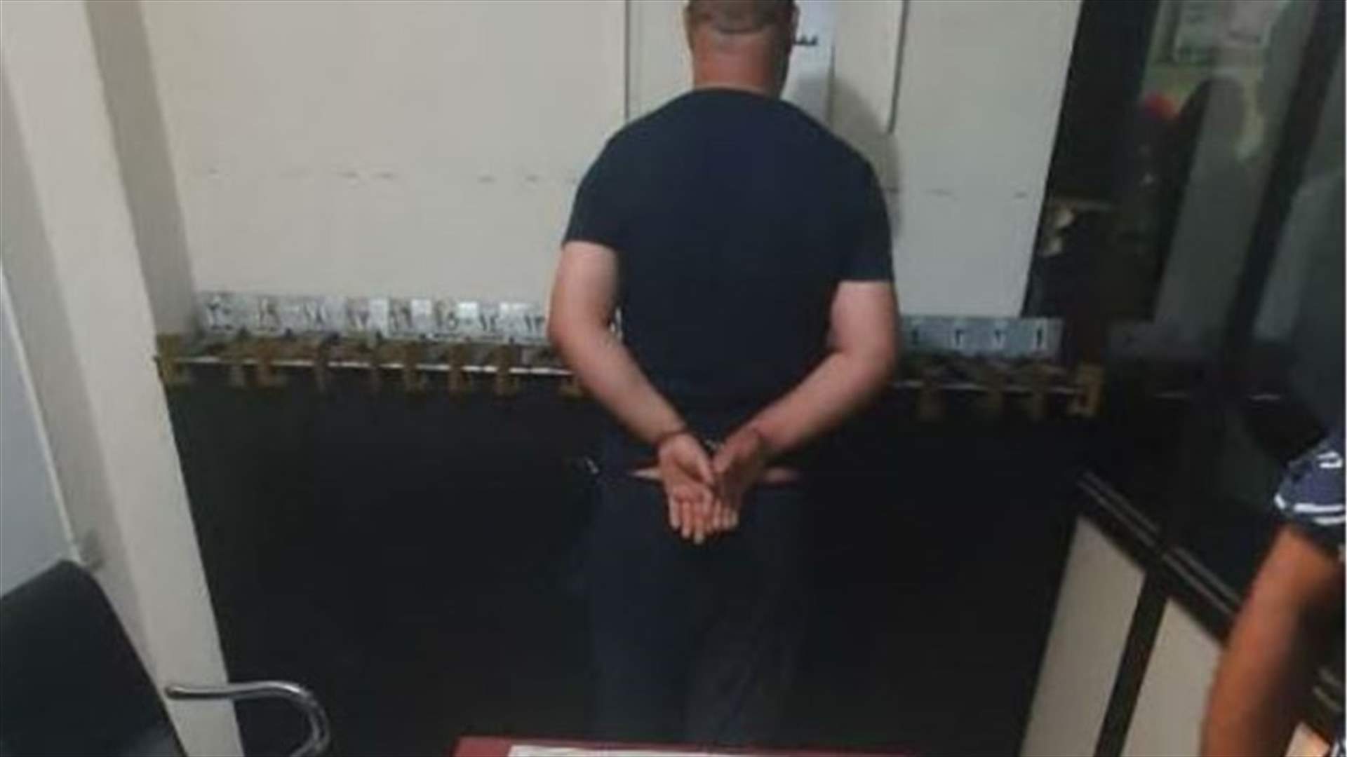 القاء القبض على 3 أشخاص لحيازتهم مخدرات وعملة مزيّفة