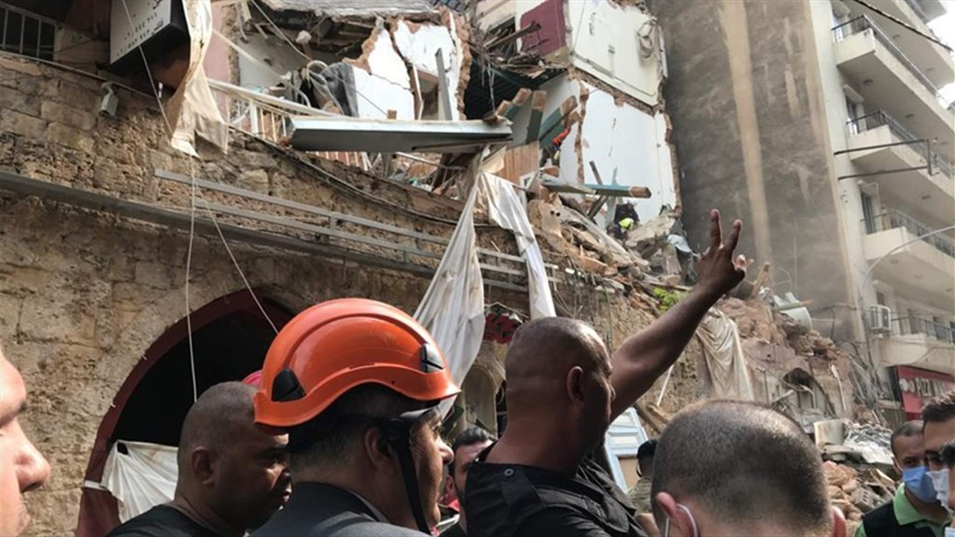 محافظ بيروت أشرف على عمليات البحث عن شخصين تحت أنقاض مبنى مهدم في مار مخايل