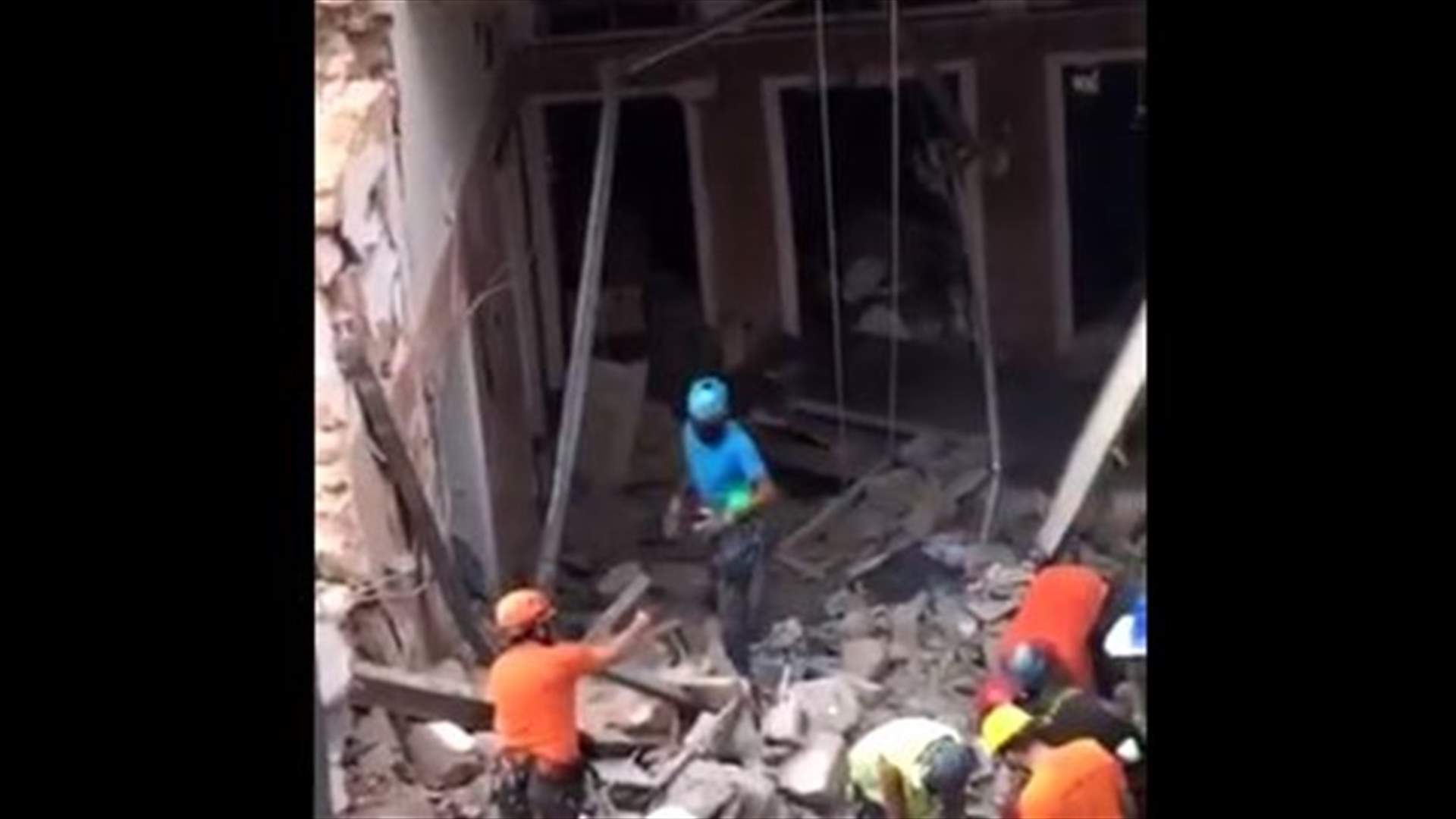 عمليات البحث تحت أنقاض المبنى المنهار في مار مخايل مستمرة (فيديو)