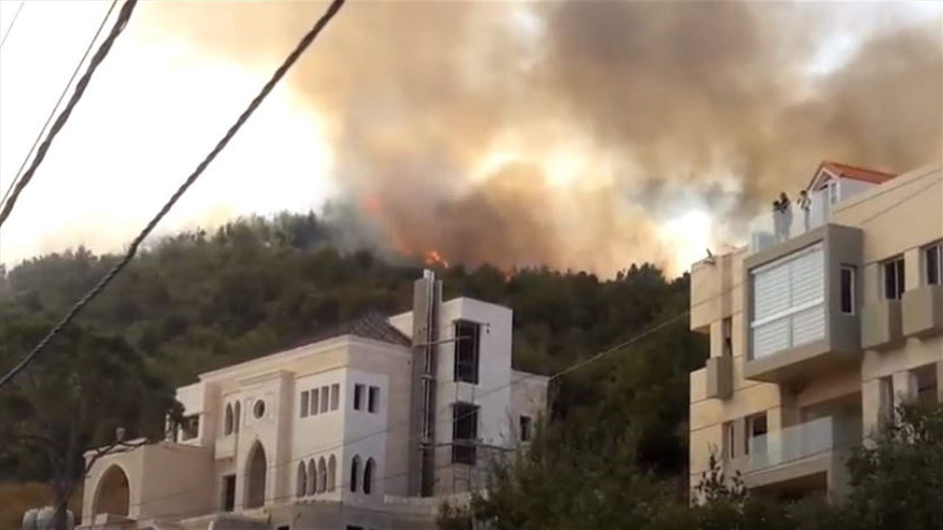 حريق كبير في العبادية... والنيران تقترب من المنازل (فيديو)