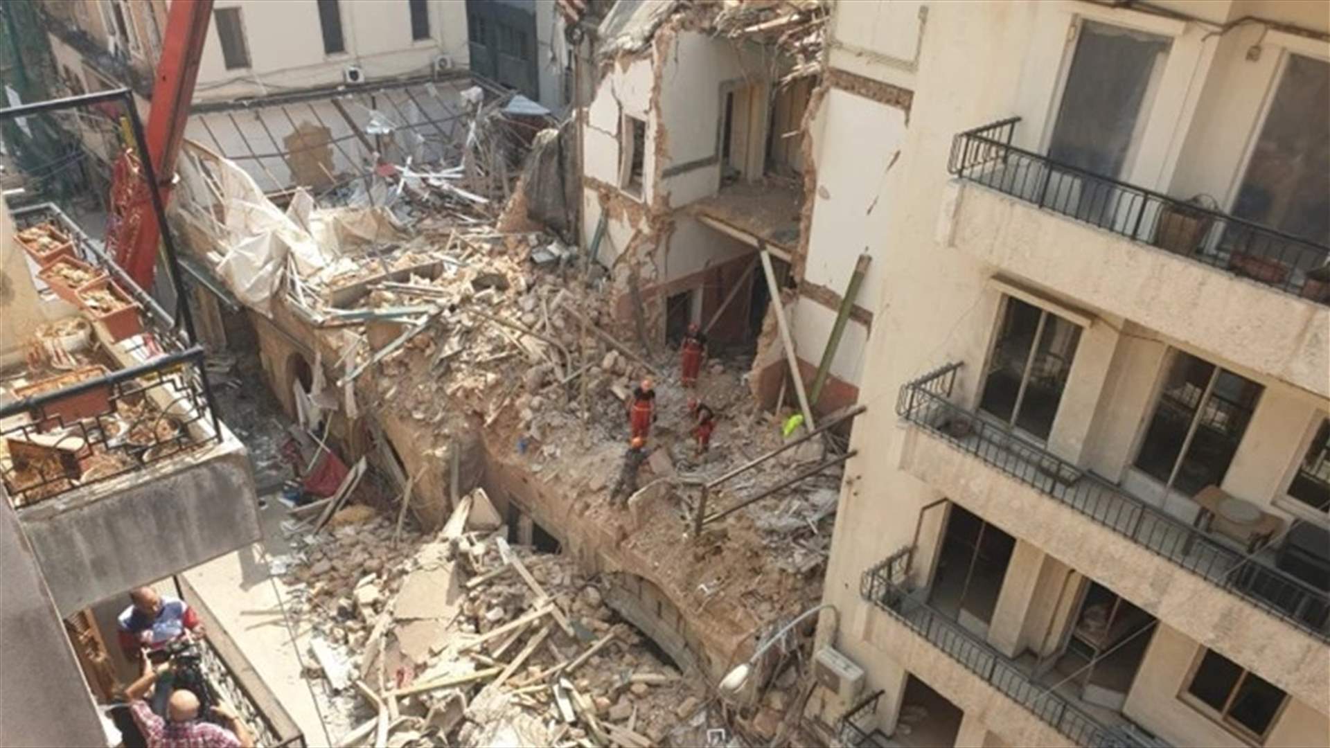 متابعة رفع أنقاض المبنى المهدم في الجميزة
