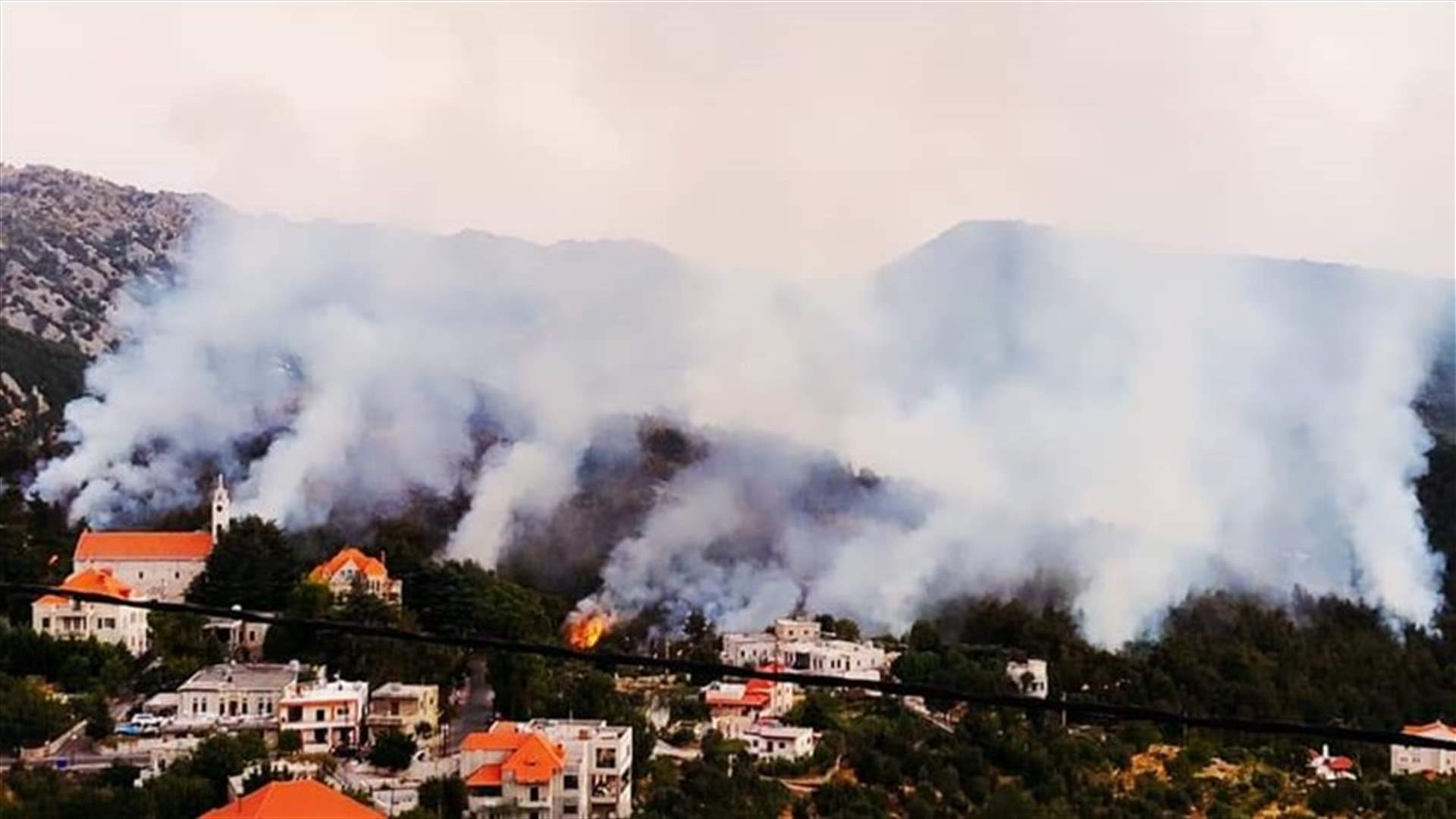 حريق كبير في جاج - جبيل بدأ يمتد الى القرى المجاورة (فيديو)