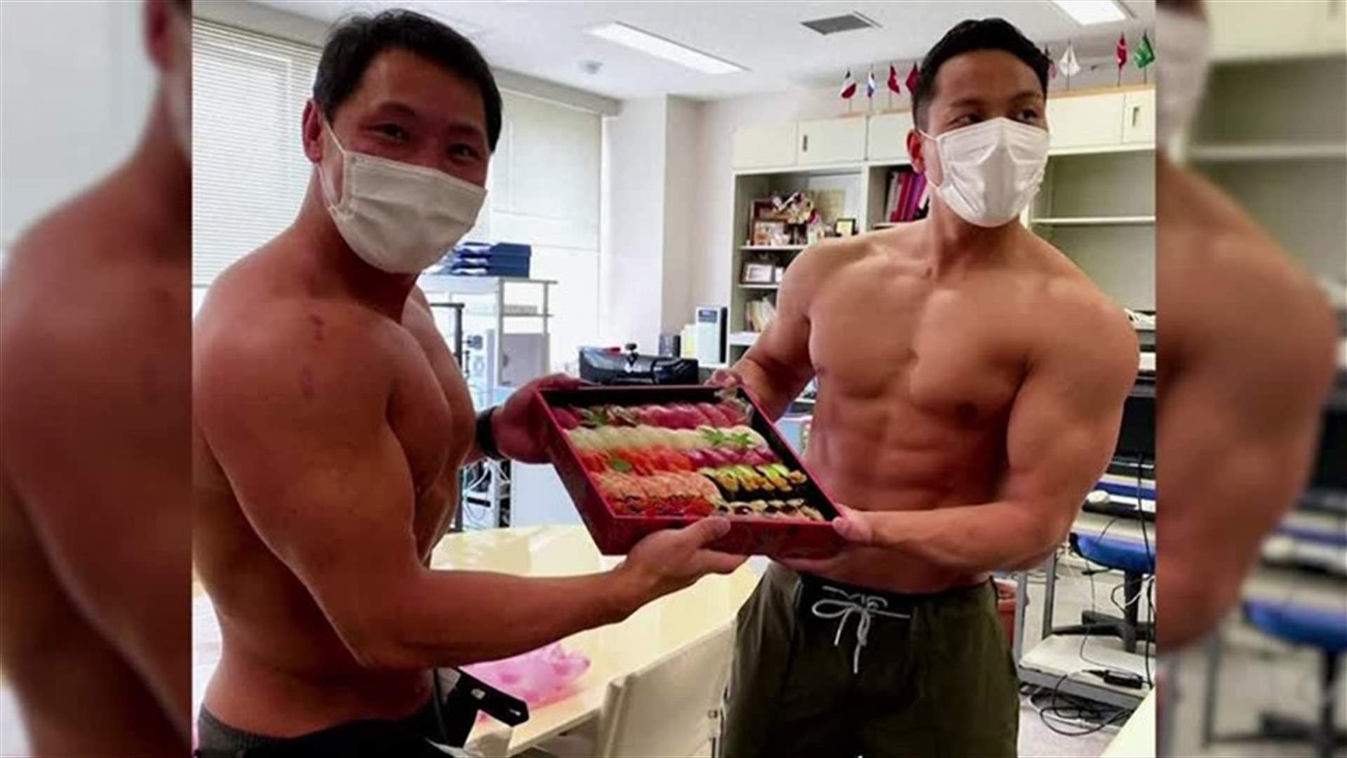 من أجل زيادة مبيعاته بعد جائحة كورونا... مطعم للسوشي يستعين بلاعبي كمال أجسام