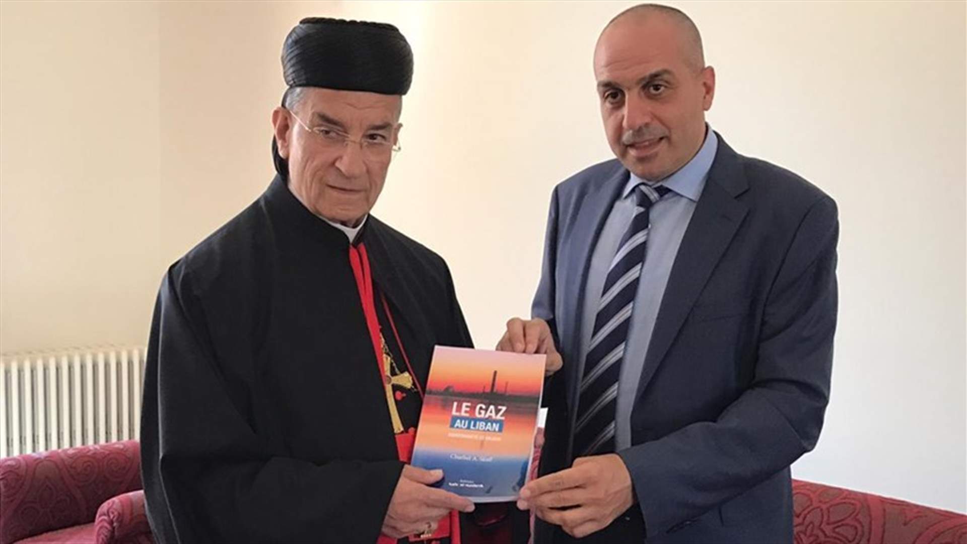 البطريرك الراعي التقى السكاف الذي قدم له كتابه
