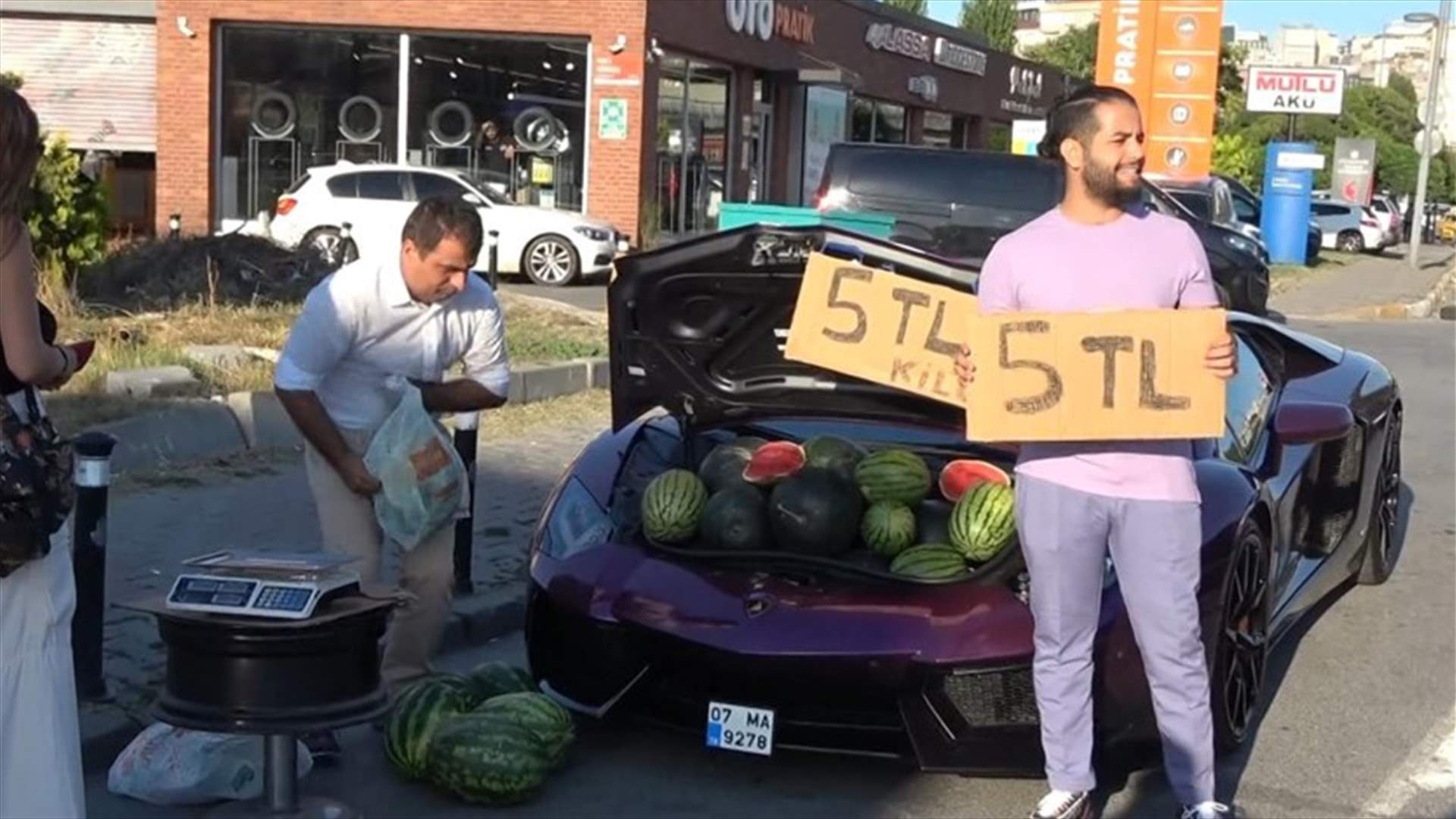 باع البطيخ على سيارة لامبورغيني... والشرطة تلاحقه  (فيديو)