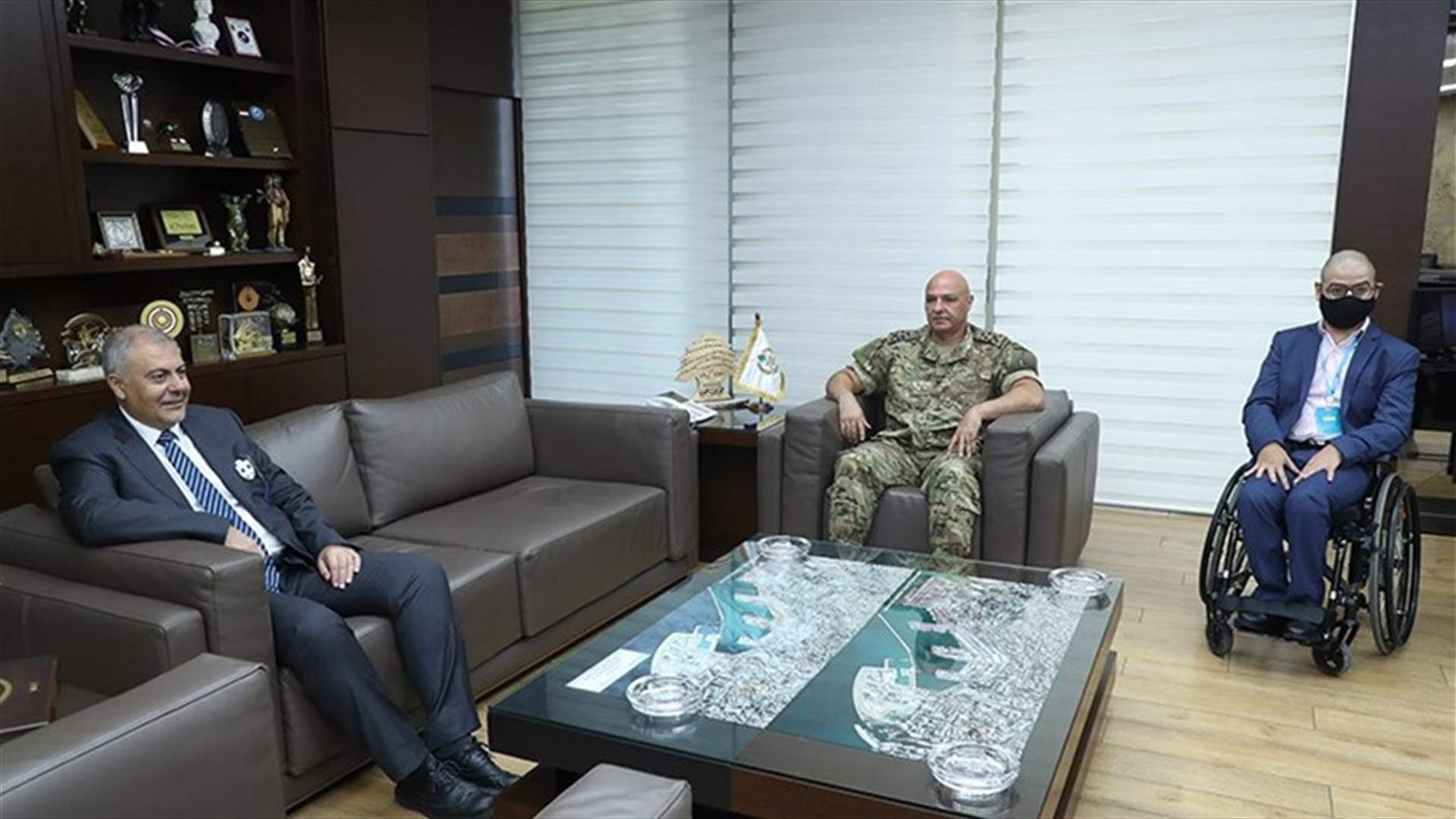 قائد الجيش عرض مع محافظ بيروت الجهود لمساعدة المتضررين جراء انفجار المرفأ