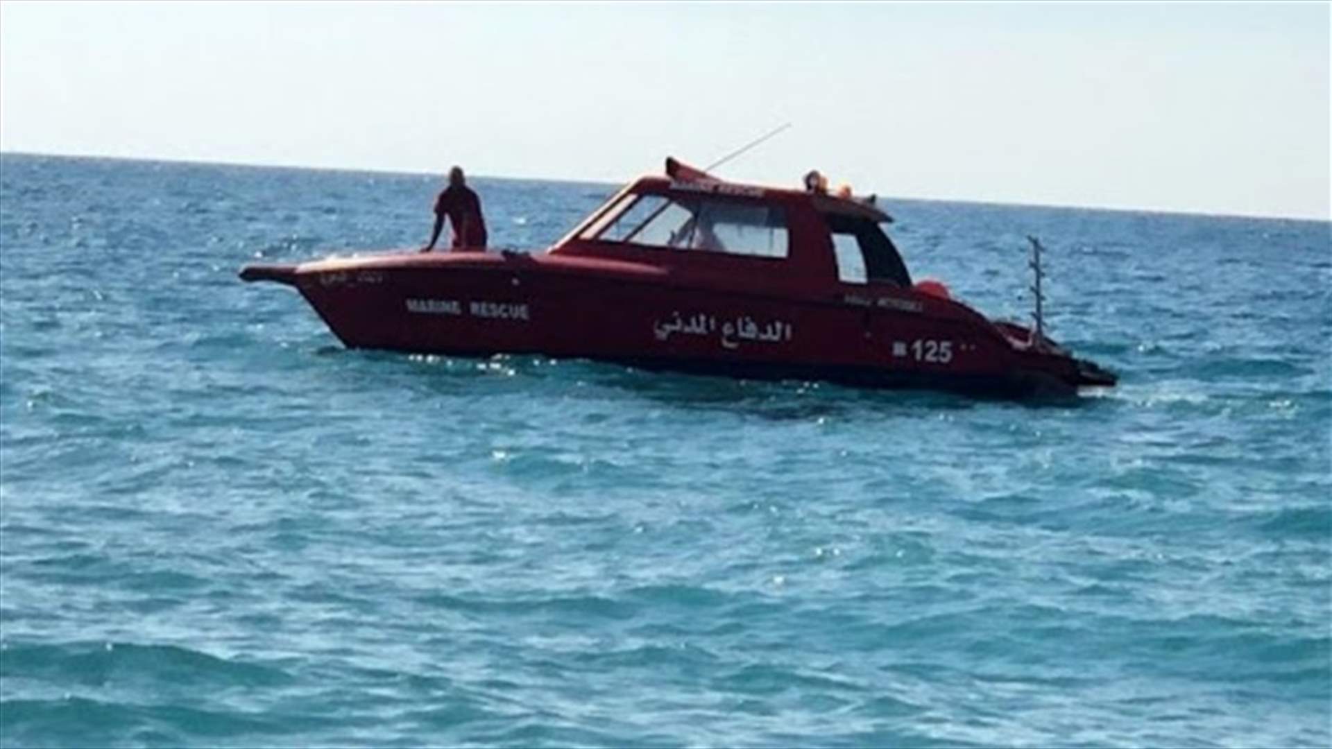الدفاع المدني يبحث عن شابين سحبهما التيارالبحري عند شاطىء الجية