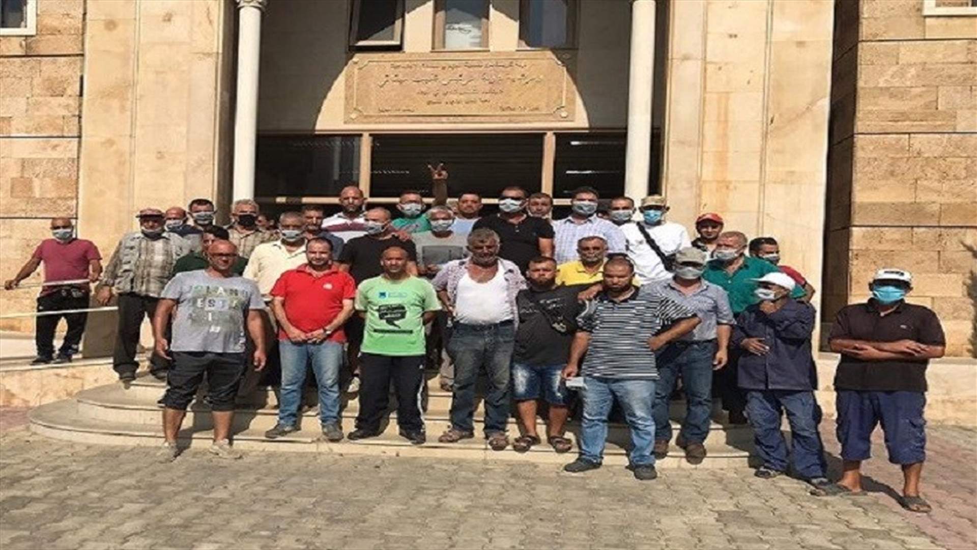 مياومو بلدية الميناء اعتصموا احتجاجا على عدم قبض رواتبهم