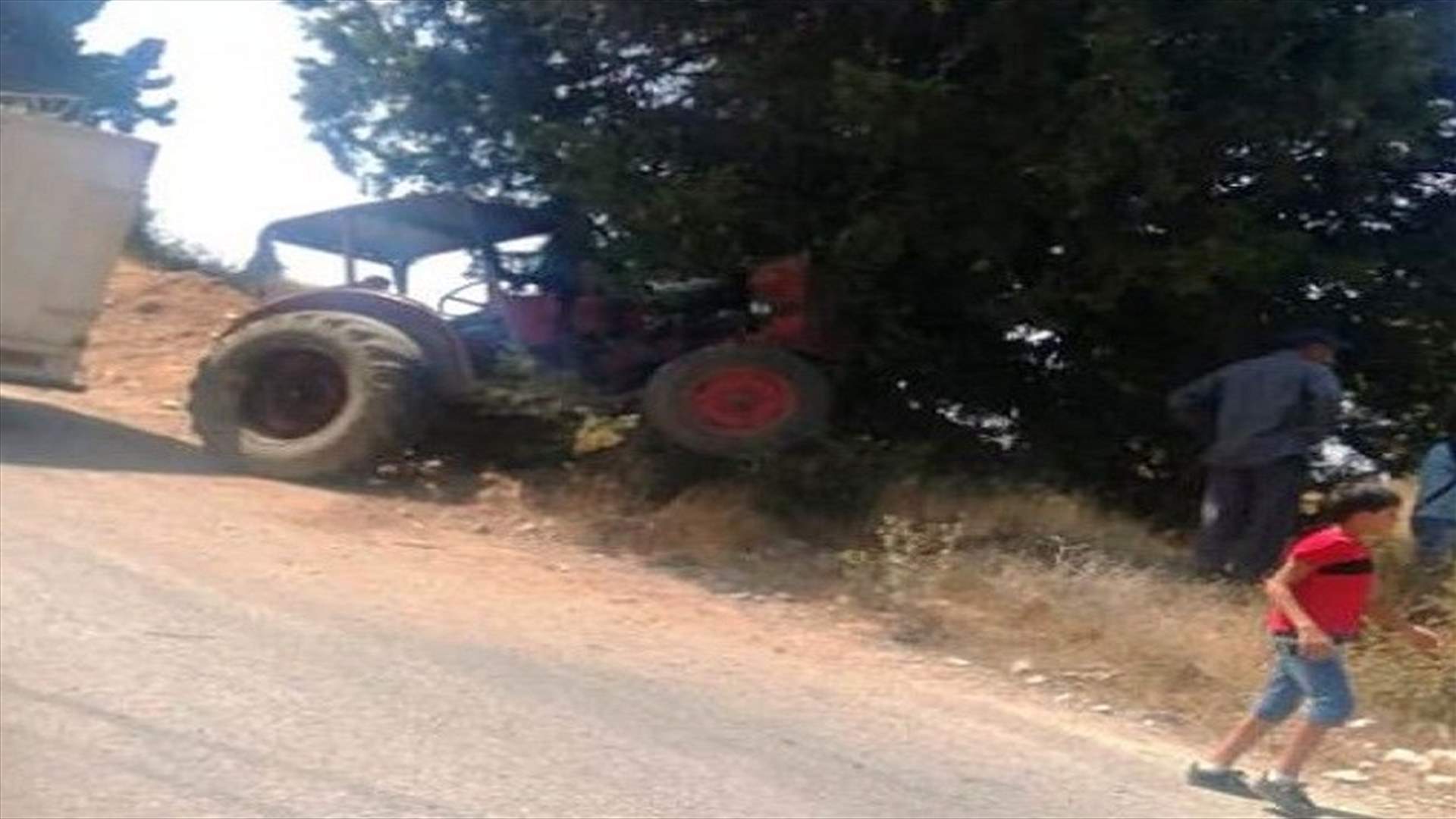 اصابة 3 اشخاص في إنقلاب جرار زراعي في فنيدق وحالة احدهم حرجة