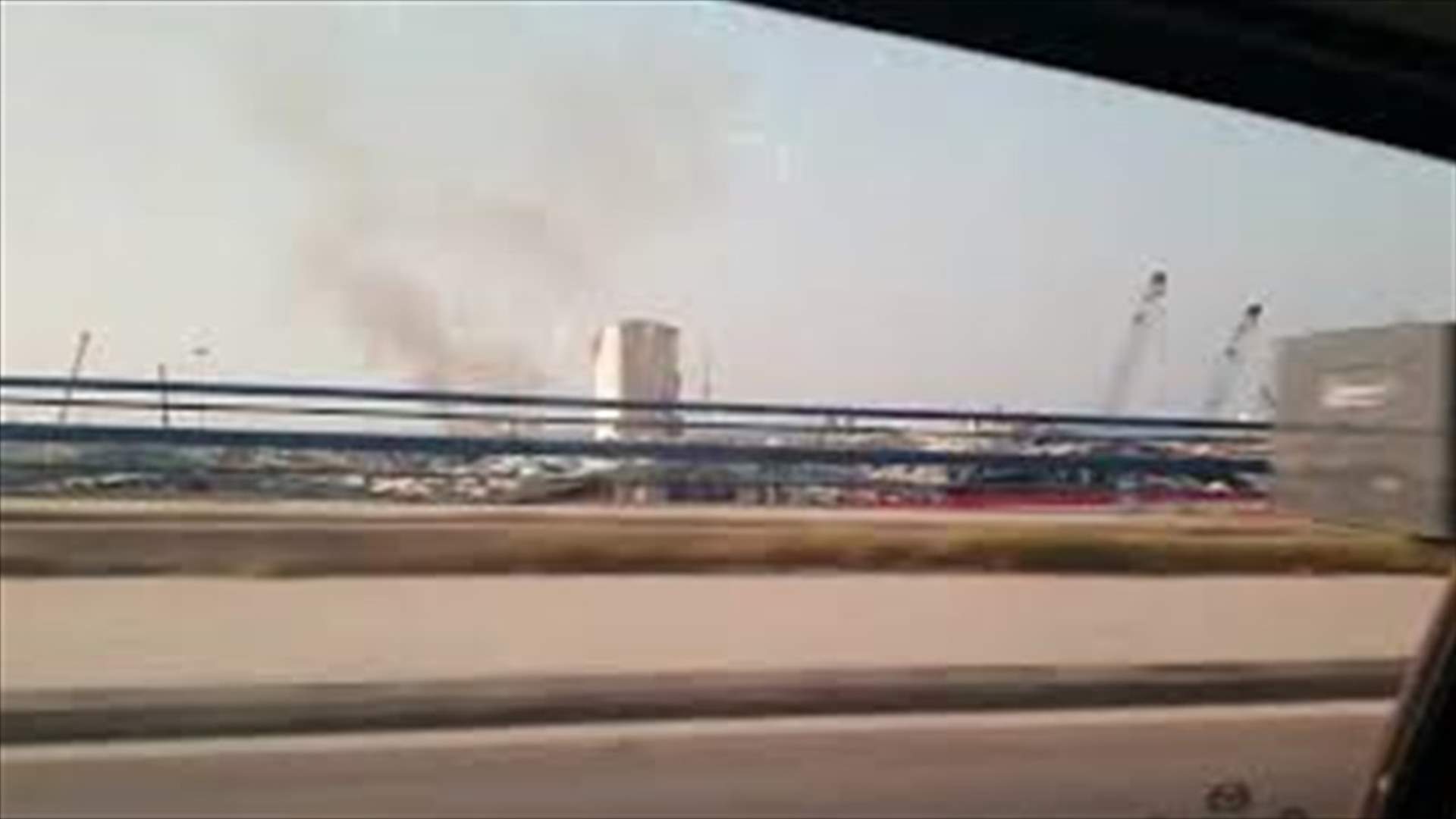 حريق نفايات في مرفأ بيروت وفوج الإطفاء يعمل على إخماده (فيديو)