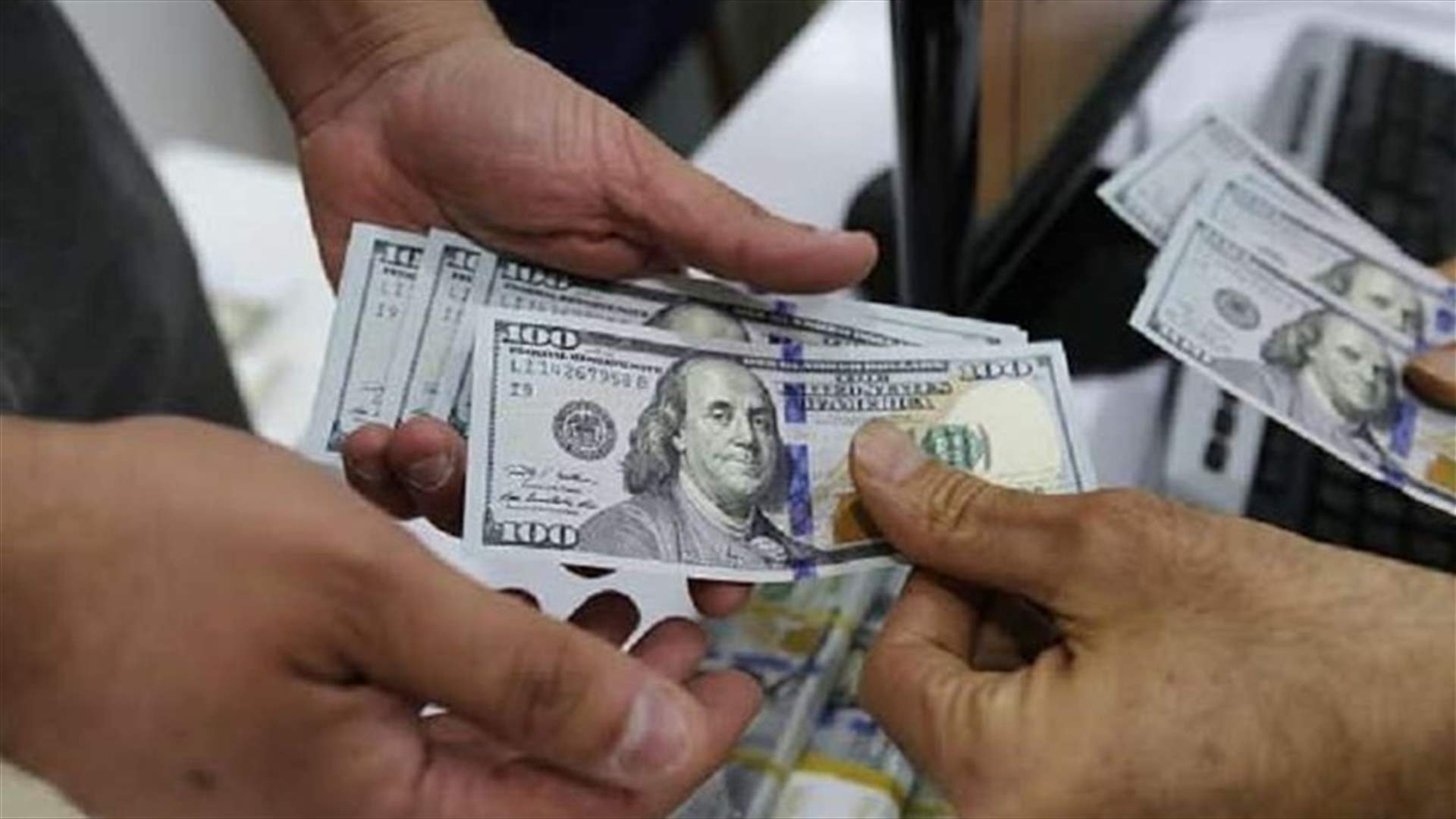 بائعٌ يقع ضحية الدولارات المزوّرة والسبب... تطبيق على الهاتف!