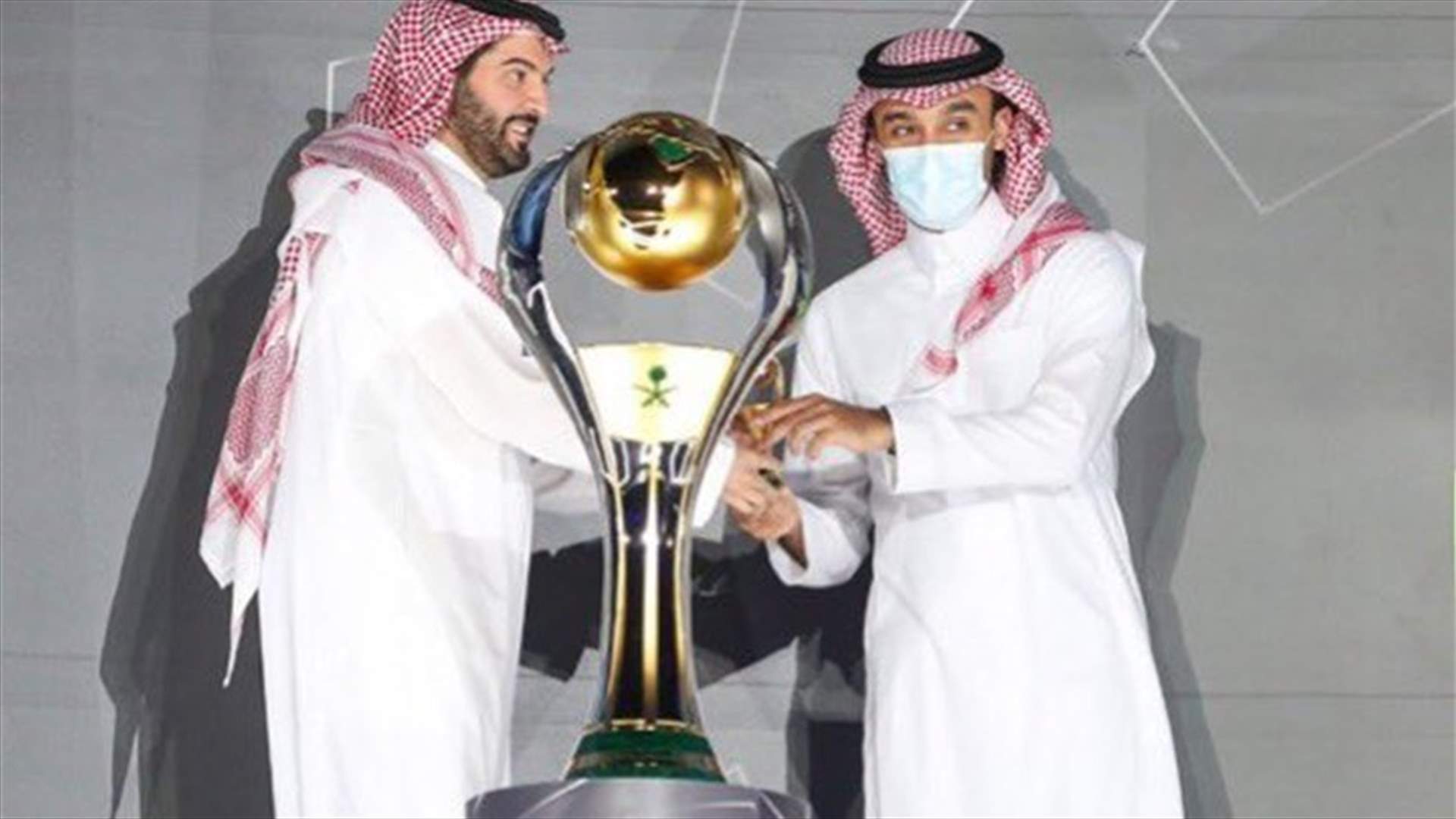 وزير الرياضة الأمير عبد العزيز بن تركي الفيصل يتوج الهلال بكأس دوري الأمير محمد بن سلمان للمحترفين