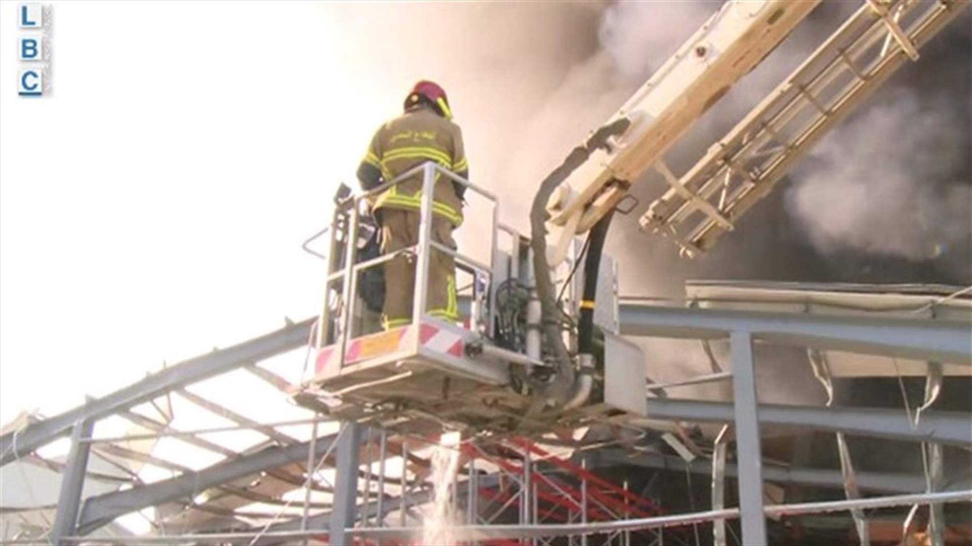 49 مستوعبًا خطرا في المرفأ ... كيف اندلع الحريق اليوم؟