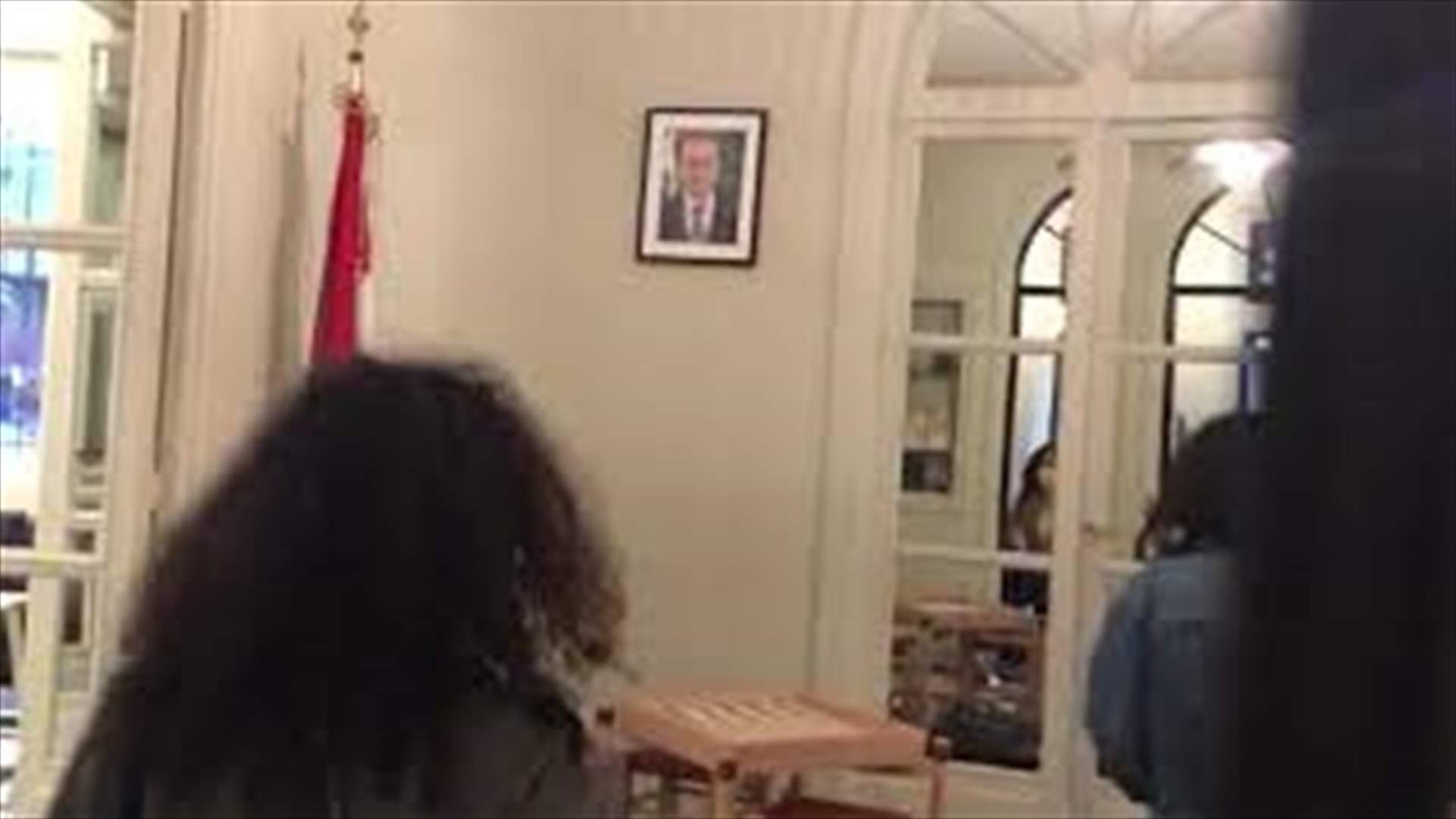 إقتحام القنصلية اللبنانية بباريس وإزالة صورة عون (فيديو)