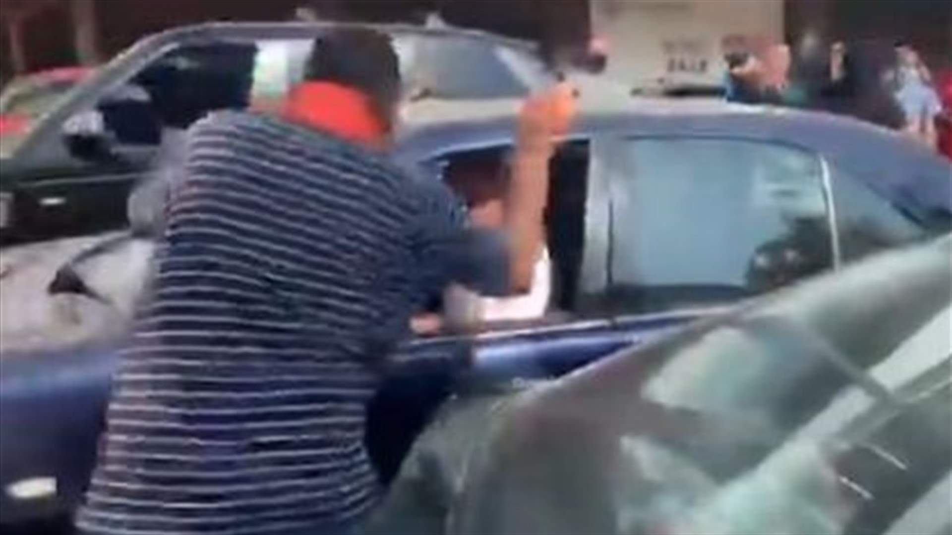 فيديو متداول يظهر الاعتداء على سيارة من قبل مناصري التيار الوطني الحر...