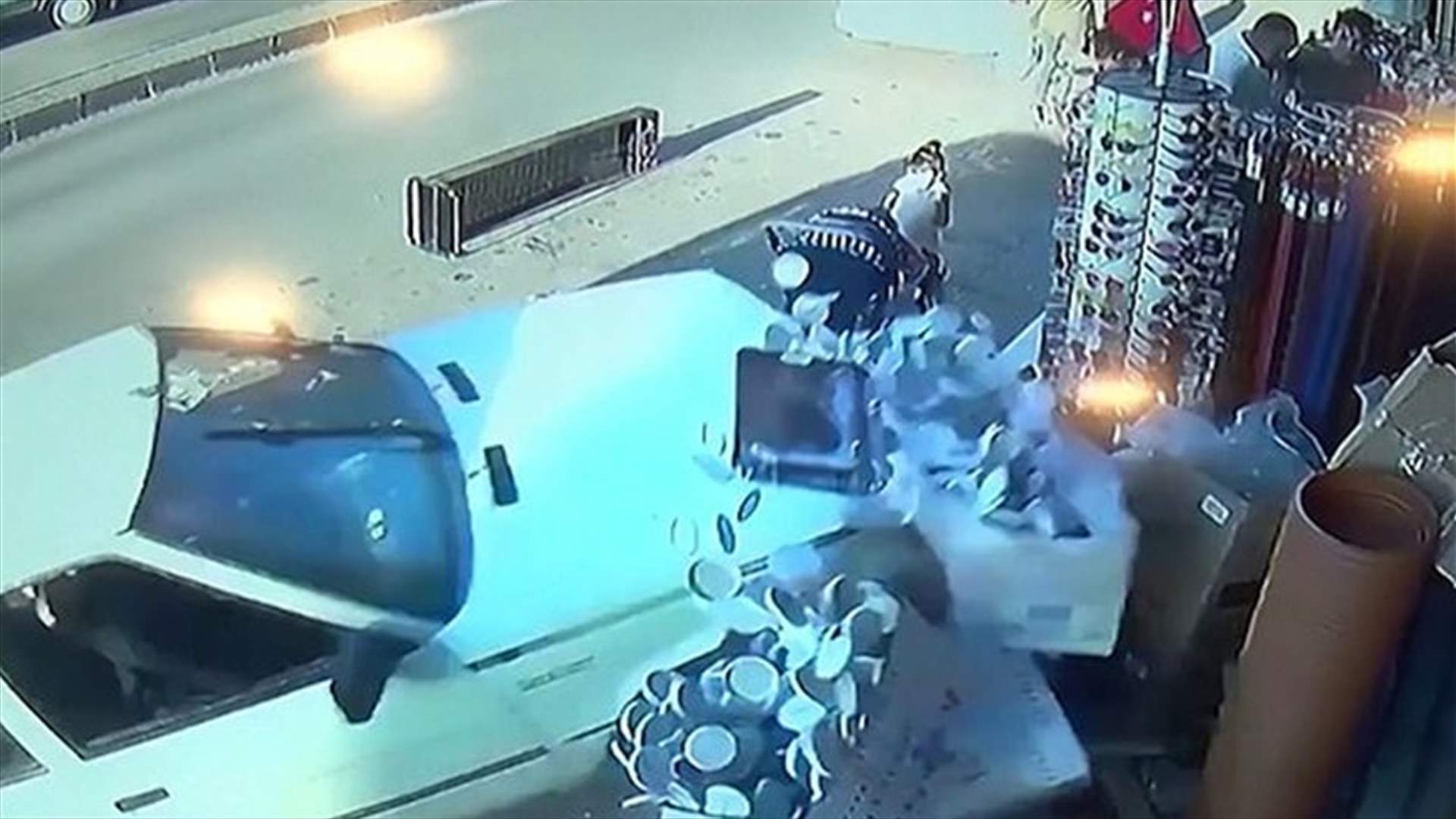 فيديو يوقف القلب... سيارة تقتحم متجراً ونجاة طفلين بأعجوبة!