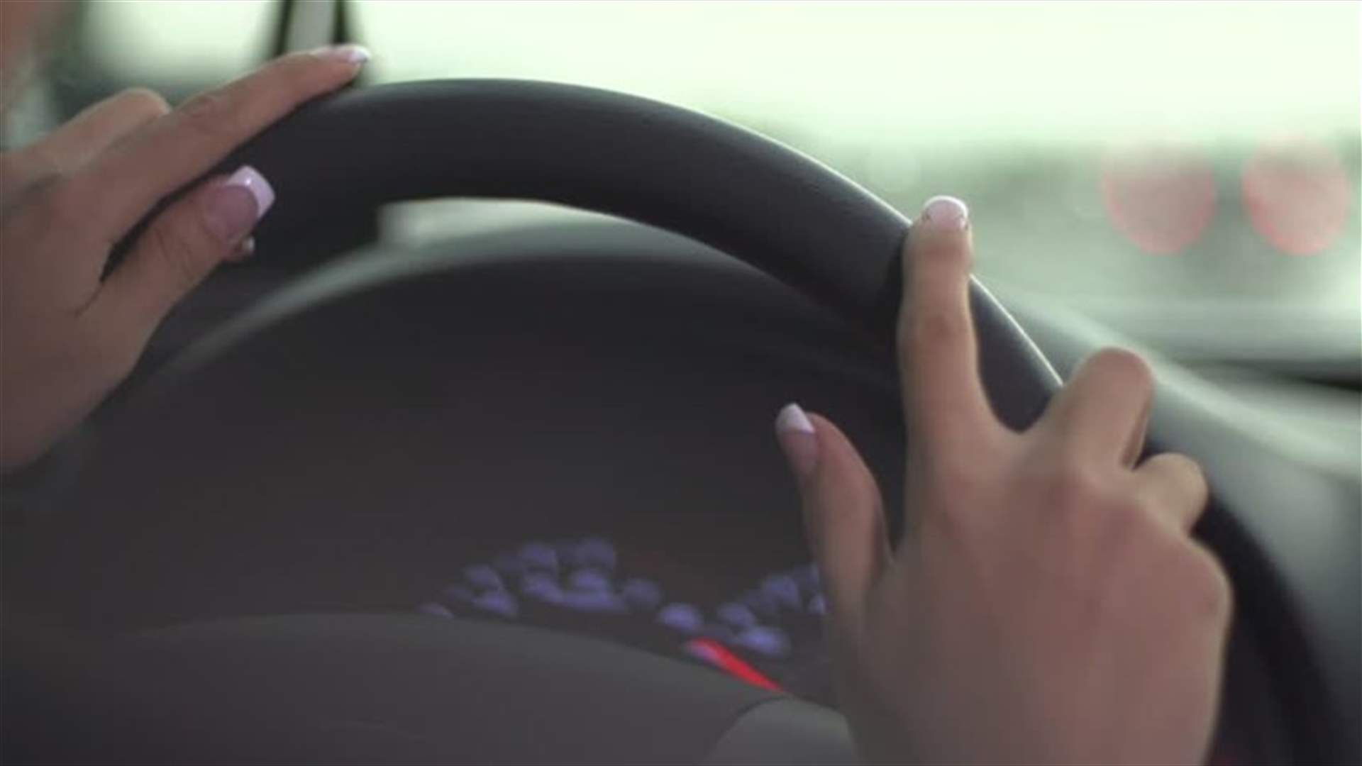 فيديو لشابة يثير موجة غضب... تقود سيارتها والعاملة المنزلية في الصندوق