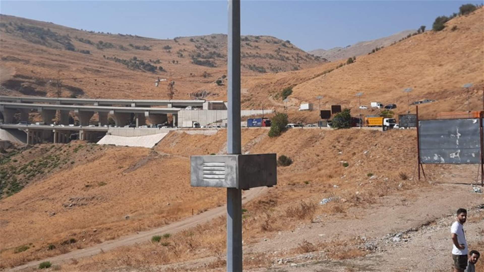 قطع طريق سعدنايل وتعلبايا وطريق شتورا (صوَر)