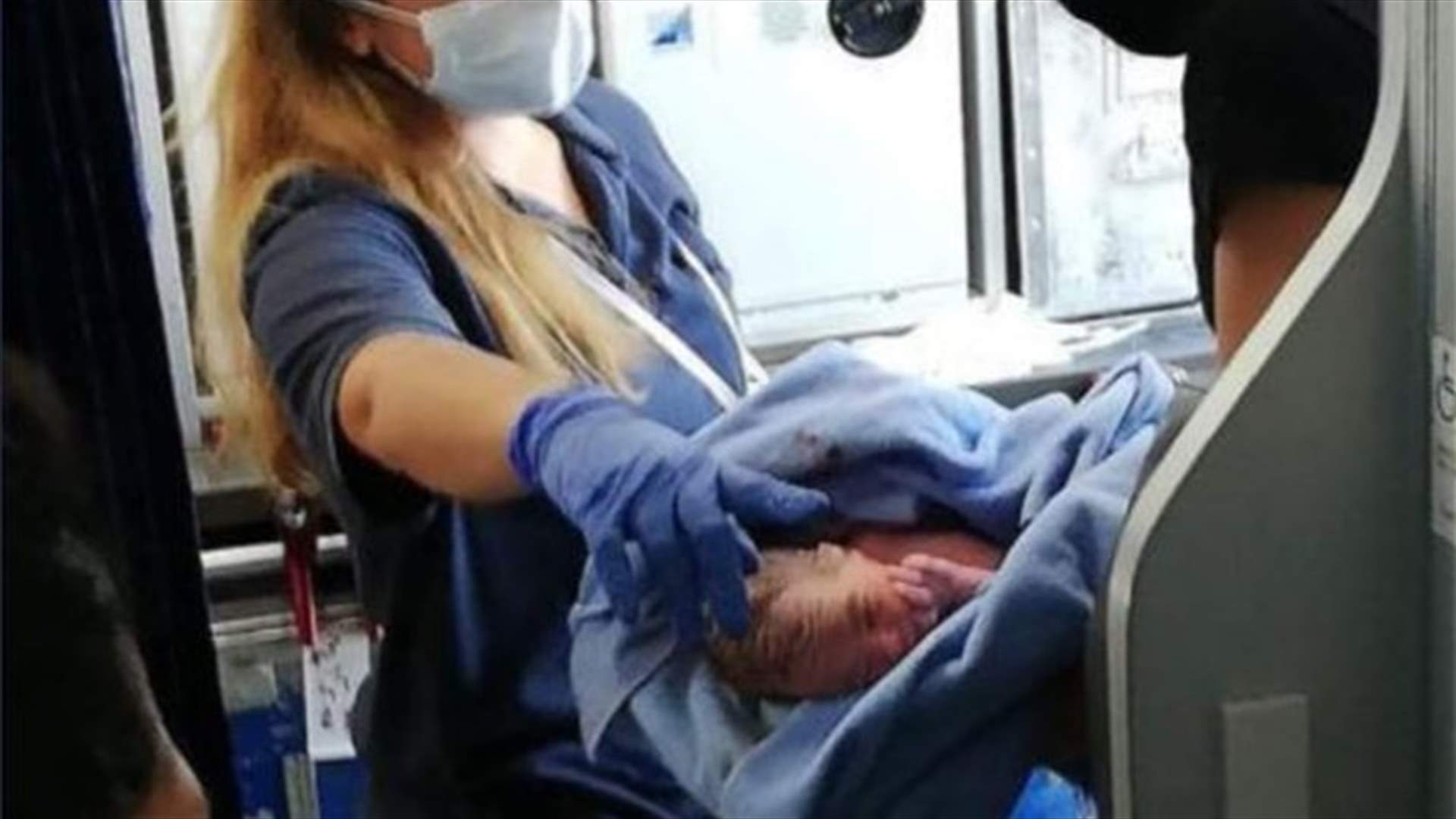 يمنية أنجبت طفلتها على متن الطائرة... وتذكرة سفر مجانية مدى الحياة هدية للمولودة (صور)
