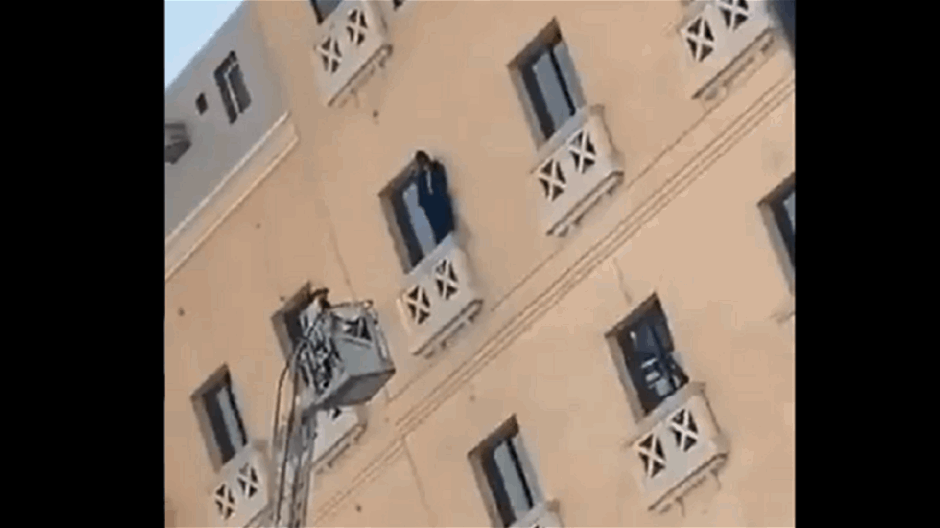 في السّعودية... إنقاذ فتاة حاولت الإنتحار من الطابق السابع (فيديو)