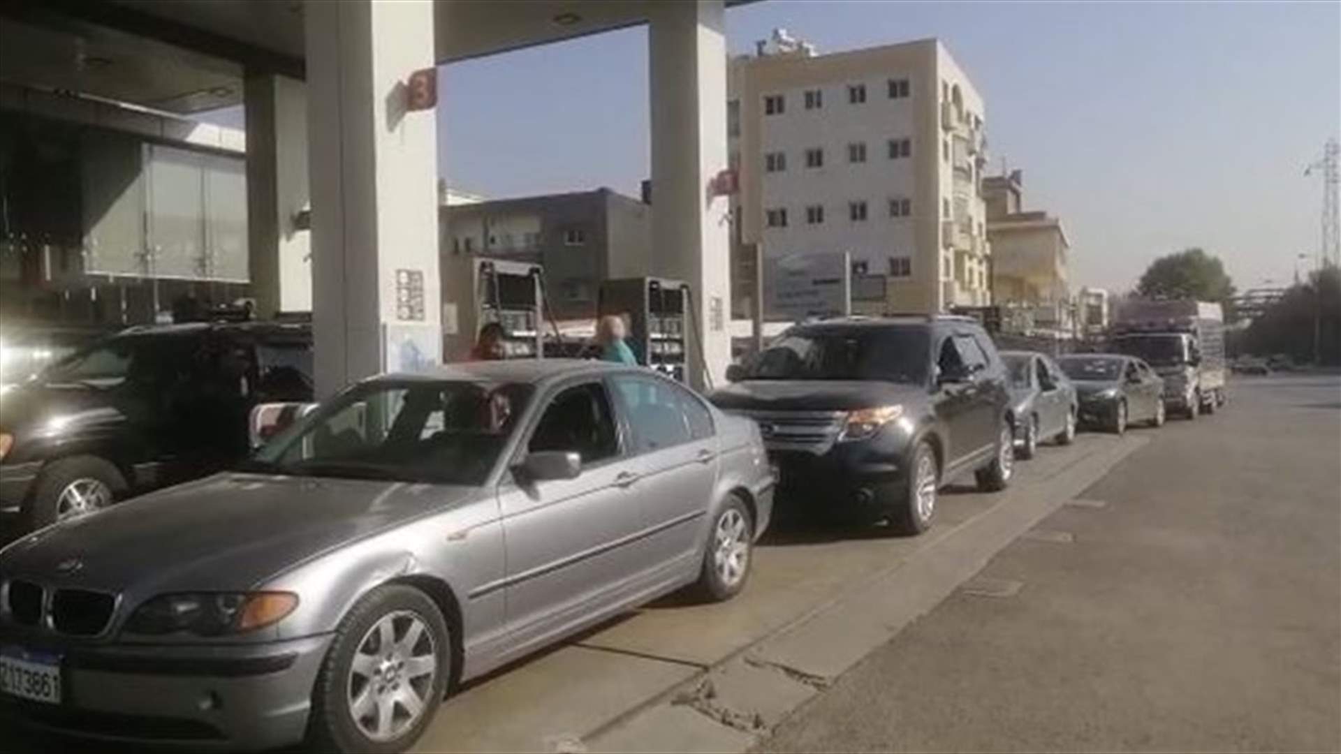 زحمة كبيرة أمام محطات المحروقات في زحلة (فيديوهات)