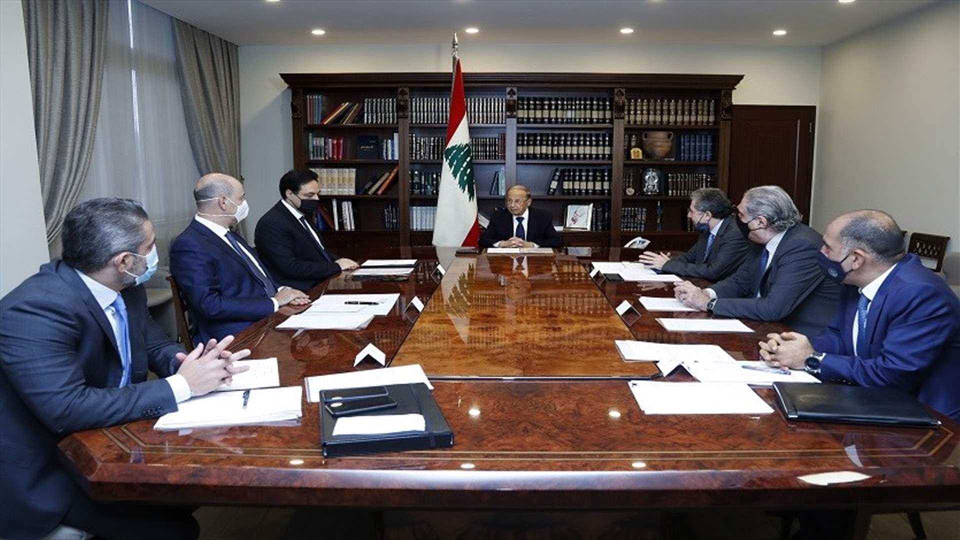 الرئيس عون ترأس اجتماعاً حضره رئيس حكومة تصريف الأعمال حسان دياب ووزير المال ورئيس ديوان المحاسبة وأمين عام مجلس الوزراء خصّص للبحث في عدد من المواضيع الادارية
