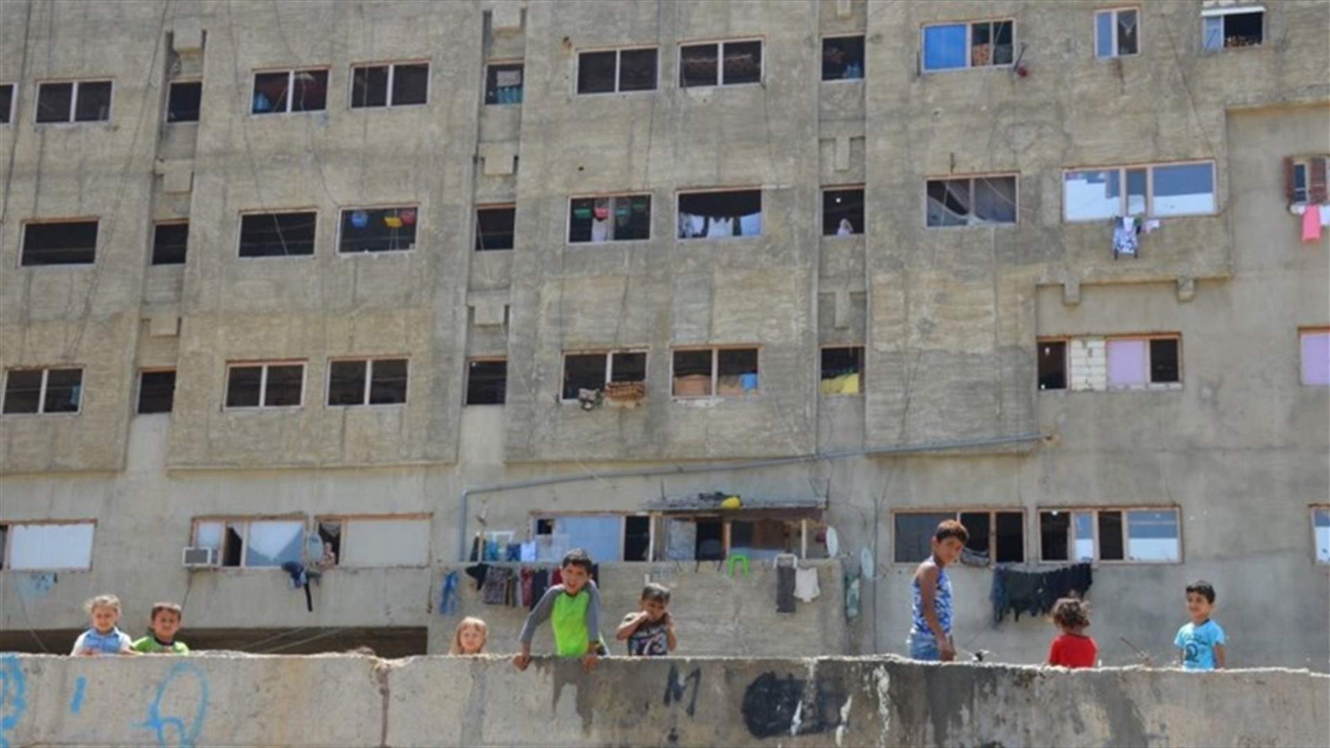 عملية اخلاء مجمع الاوزاعي للنازحين في صيدا مستمرة