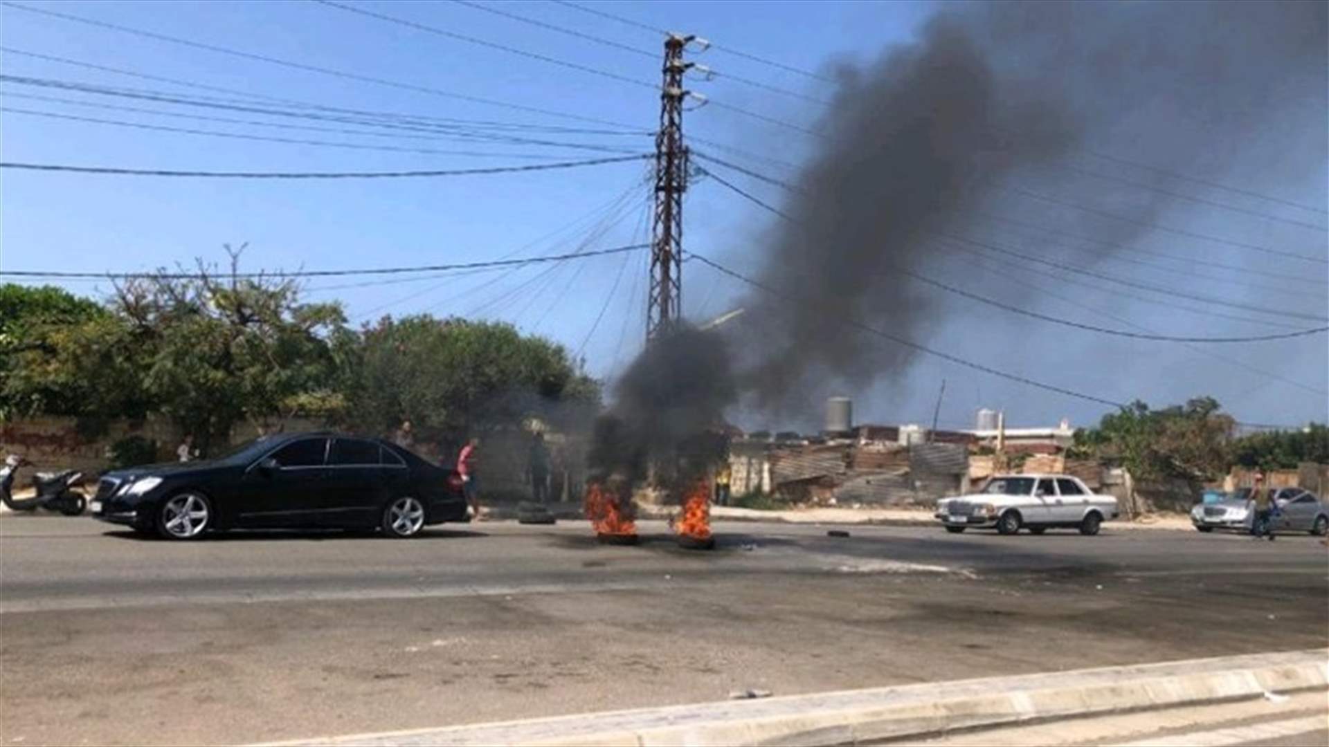 أصحاب العربات والبسطات يقطعون طريق جل البحر صور