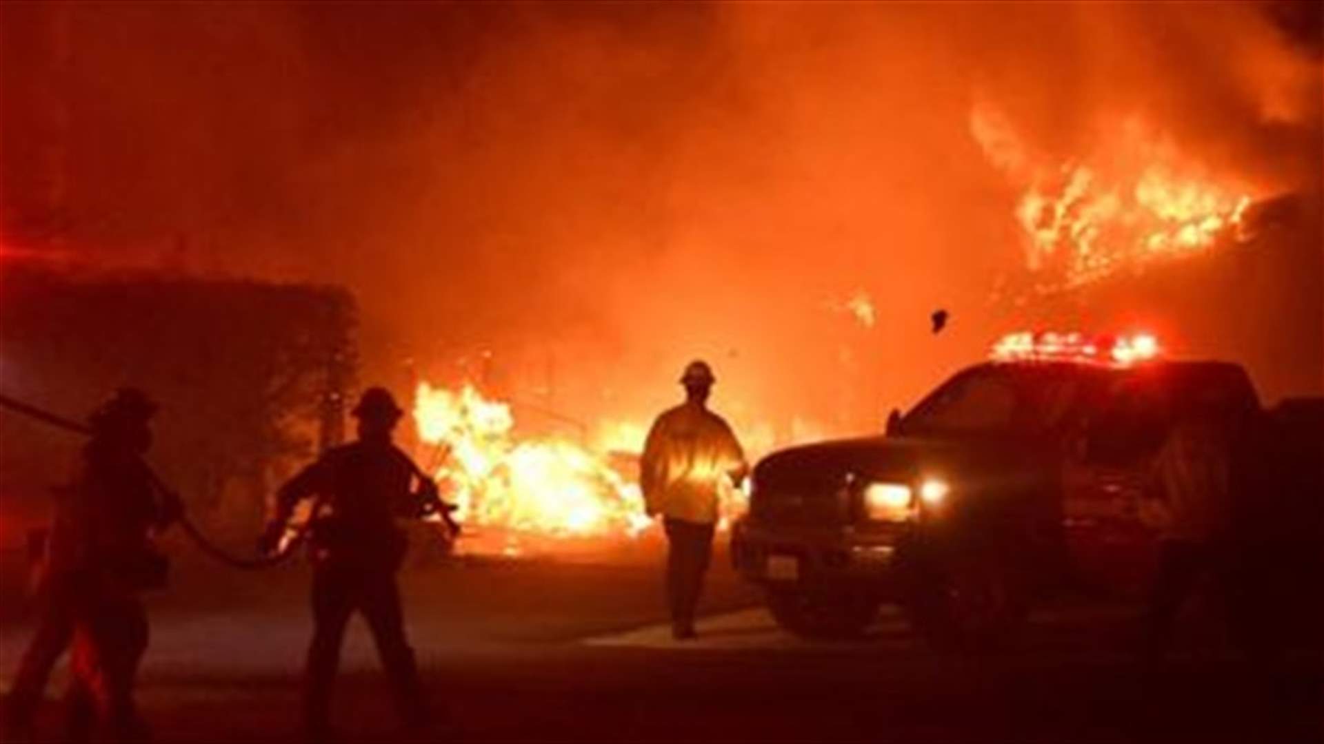 رجال الإطفاء في كاليفورنيا يسابقون الزمن لإخماد الحرائق